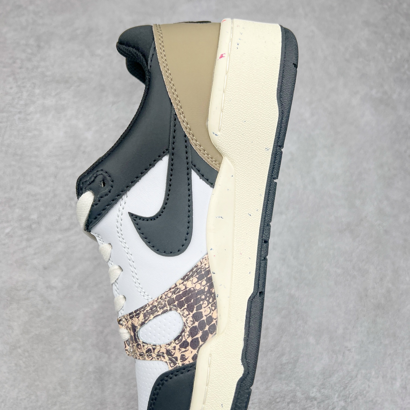 图片[7]-＃福利特价 NK Full Force Low 全力以赴系列中复古休闲运动文化篮球板鞋 复古风潮刮呀刮呀刮，鞋圈大厂们挖呀挖呀挖，感觉大家都有光明的未来！不过吧，这鞋款底蕴再怎么深，感觉也禁不住现在这挖法。所以除了单纯的老鞋复刻，大厂们也开发了不少新思路。估计绝大部分小伙伴，包括我在内，应该都没见过这款鞋。但莫名地，我总觉得这是不是一款古早时期的老鞋。毕竟这货，复古味实在太冲了！Full Force 选择采用全皮革鞋面，还有复杂框架➕纯白配色组合，复古氛围拿捏得十分精准。用作点缀的黑、红两色，也同样是 OG 气息拉满的存在。鞋舌标上的篮球 Logo，自带一种，富有年代感的独特辨识度。相当吸睛的，做旧中底➕红色外底组合，则是大大拉高了整鞋的潮流感。还有若隐若现，并不常见的凸印设计，给这鞋加了不少高级质感分。尺码：36 37.5 38 39 40 41 42 43 44 45-选品中心