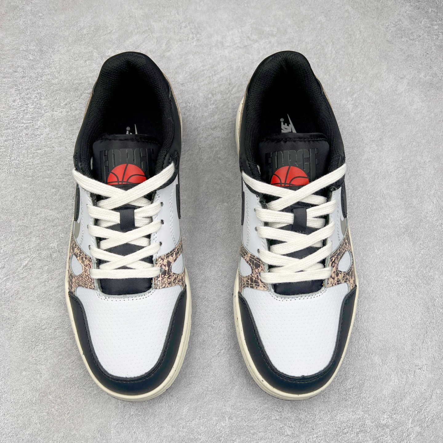 图片[2]-＃福利特价 NK Full Force Low 全力以赴系列中复古休闲运动文化篮球板鞋 复古风潮刮呀刮呀刮，鞋圈大厂们挖呀挖呀挖，感觉大家都有光明的未来！不过吧，这鞋款底蕴再怎么深，感觉也禁不住现在这挖法。所以除了单纯的老鞋复刻，大厂们也开发了不少新思路。估计绝大部分小伙伴，包括我在内，应该都没见过这款鞋。但莫名地，我总觉得这是不是一款古早时期的老鞋。毕竟这货，复古味实在太冲了！Full Force 选择采用全皮革鞋面，还有复杂框架➕纯白配色组合，复古氛围拿捏得十分精准。用作点缀的黑、红两色，也同样是 OG 气息拉满的存在。鞋舌标上的篮球 Logo，自带一种，富有年代感的独特辨识度。相当吸睛的，做旧中底➕红色外底组合，则是大大拉高了整鞋的潮流感。还有若隐若现，并不常见的凸印设计，给这鞋加了不少高级质感分。尺码：36 37.5 38 39 40 41 42 43 44 45-选品中心