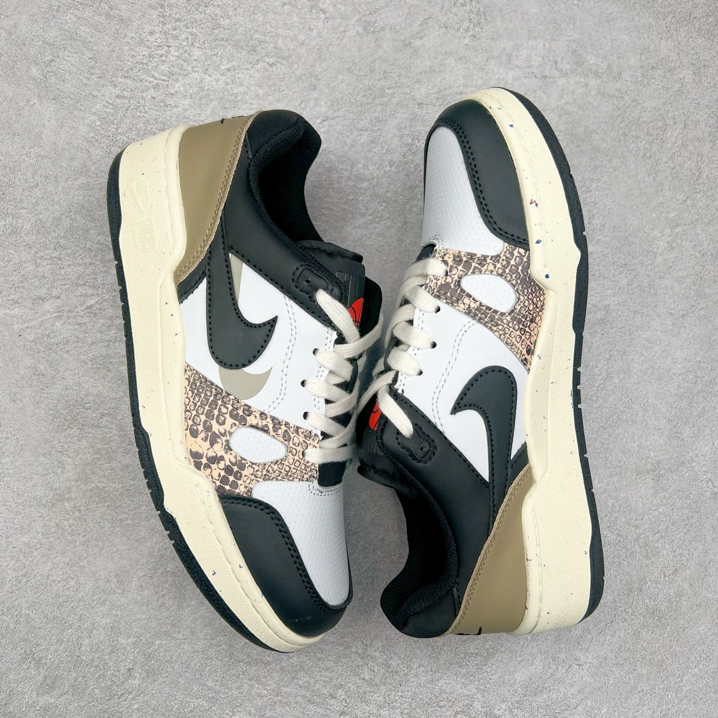 图片[3]-＃福利特价 NK Full Force Low 全力以赴系列中复古休闲运动文化篮球板鞋 复古风潮刮呀刮呀刮，鞋圈大厂们挖呀挖呀挖，感觉大家都有光明的未来！不过吧，这鞋款底蕴再怎么深，感觉也禁不住现在这挖法。所以除了单纯的老鞋复刻，大厂们也开发了不少新思路。估计绝大部分小伙伴，包括我在内，应该都没见过这款鞋。但莫名地，我总觉得这是不是一款古早时期的老鞋。毕竟这货，复古味实在太冲了！Full Force 选择采用全皮革鞋面，还有复杂框架➕纯白配色组合，复古氛围拿捏得十分精准。用作点缀的黑、红两色，也同样是 OG 气息拉满的存在。鞋舌标上的篮球 Logo，自带一种，富有年代感的独特辨识度。相当吸睛的，做旧中底➕红色外底组合，则是大大拉高了整鞋的潮流感。还有若隐若现，并不常见的凸印设计，给这鞋加了不少高级质感分。尺码：36 37.5 38 39 40 41 42 43 44 45-选品中心