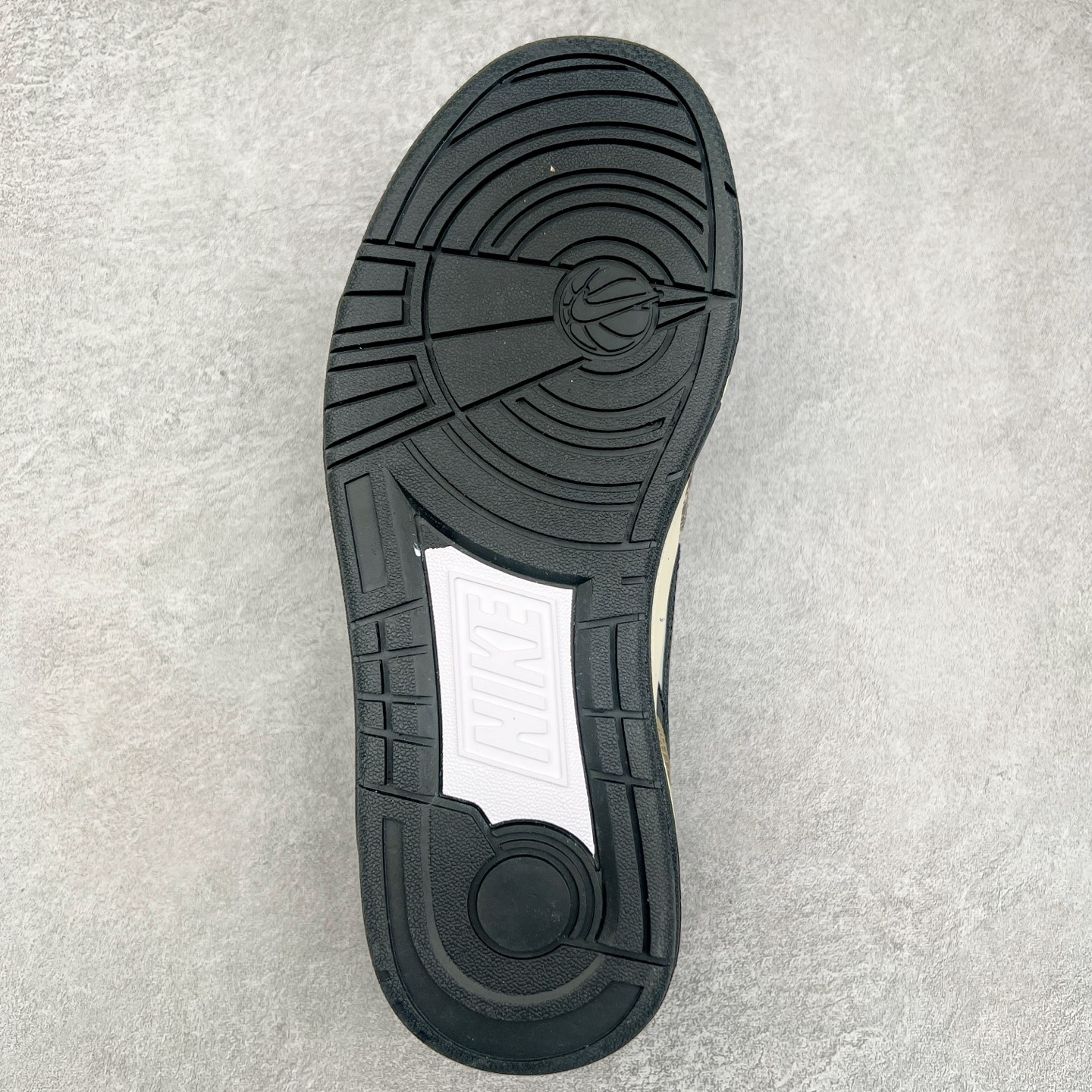 图片[9]-＃福利特价 NK Full Force Low 全力以赴系列中复古休闲运动文化篮球板鞋 复古风潮刮呀刮呀刮，鞋圈大厂们挖呀挖呀挖，感觉大家都有光明的未来！不过吧，这鞋款底蕴再怎么深，感觉也禁不住现在这挖法。所以除了单纯的老鞋复刻，大厂们也开发了不少新思路。估计绝大部分小伙伴，包括我在内，应该都没见过这款鞋。但莫名地，我总觉得这是不是一款古早时期的老鞋。毕竟这货，复古味实在太冲了！Full Force 选择采用全皮革鞋面，还有复杂框架➕纯白配色组合，复古氛围拿捏得十分精准。用作点缀的黑、红两色，也同样是 OG 气息拉满的存在。鞋舌标上的篮球 Logo，自带一种，富有年代感的独特辨识度。相当吸睛的，做旧中底➕红色外底组合，则是大大拉高了整鞋的潮流感。还有若隐若现，并不常见的凸印设计，给这鞋加了不少高级质感分。尺码：36 37.5 38 39 40 41 42 43 44 45-选品中心