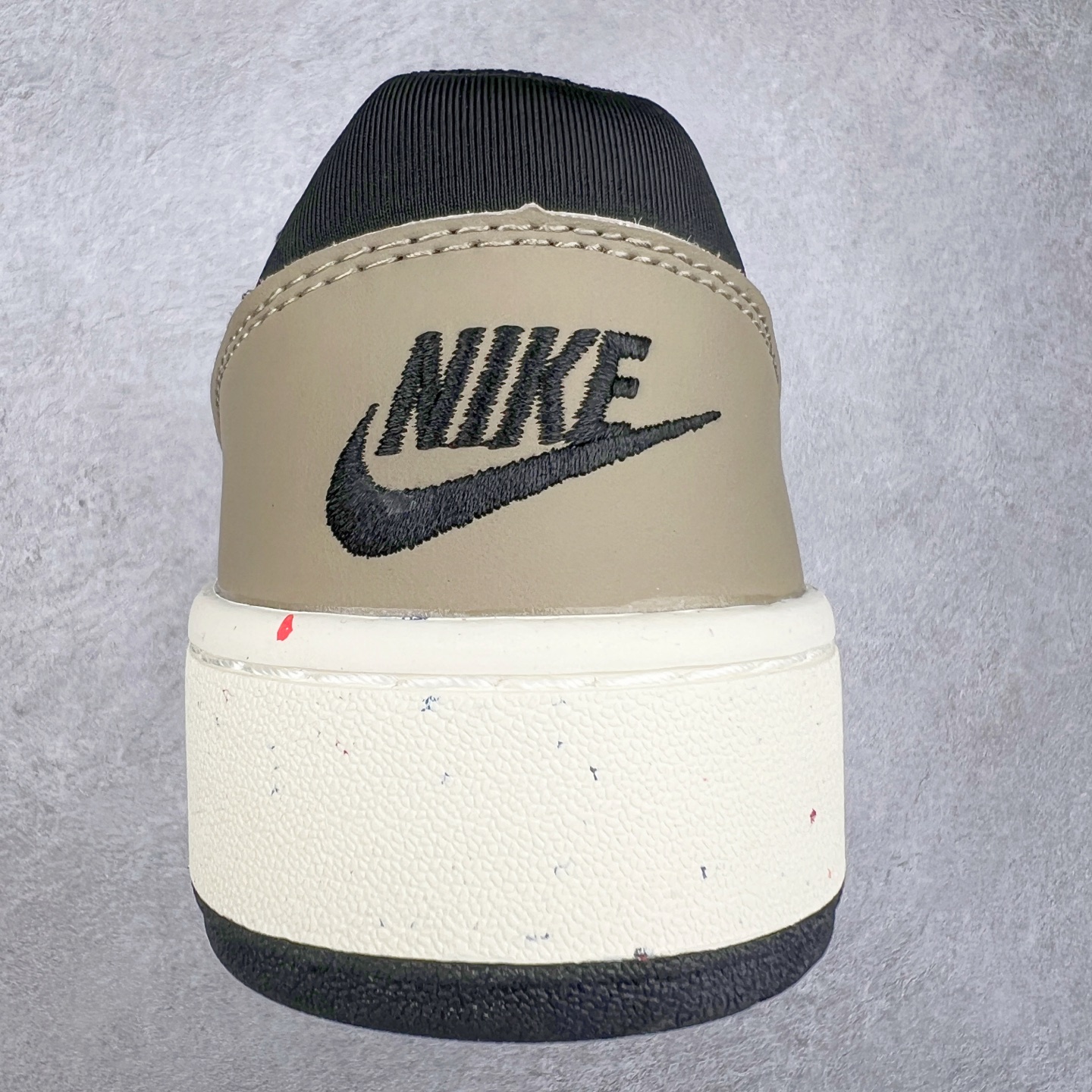 图片[8]-＃福利特价 NK Full Force Low 全力以赴系列中复古休闲运动文化篮球板鞋 复古风潮刮呀刮呀刮，鞋圈大厂们挖呀挖呀挖，感觉大家都有光明的未来！不过吧，这鞋款底蕴再怎么深，感觉也禁不住现在这挖法。所以除了单纯的老鞋复刻，大厂们也开发了不少新思路。估计绝大部分小伙伴，包括我在内，应该都没见过这款鞋。但莫名地，我总觉得这是不是一款古早时期的老鞋。毕竟这货，复古味实在太冲了！Full Force 选择采用全皮革鞋面，还有复杂框架➕纯白配色组合，复古氛围拿捏得十分精准。用作点缀的黑、红两色，也同样是 OG 气息拉满的存在。鞋舌标上的篮球 Logo，自带一种，富有年代感的独特辨识度。相当吸睛的，做旧中底➕红色外底组合，则是大大拉高了整鞋的潮流感。还有若隐若现，并不常见的凸印设计，给这鞋加了不少高级质感分。尺码：36 37.5 38 39 40 41 42 43 44 45-选品中心