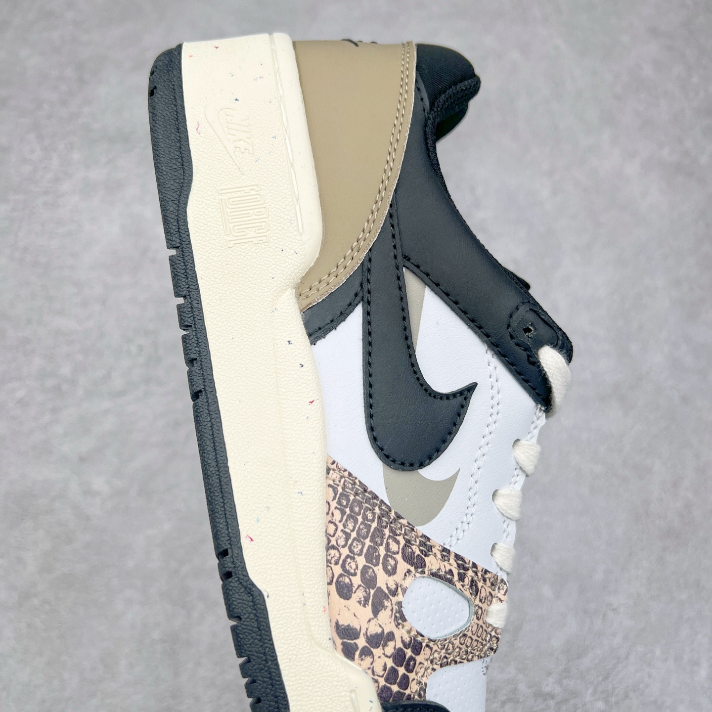 图片[6]-＃福利特价 NK Full Force Low 全力以赴系列中复古休闲运动文化篮球板鞋 复古风潮刮呀刮呀刮，鞋圈大厂们挖呀挖呀挖，感觉大家都有光明的未来！不过吧，这鞋款底蕴再怎么深，感觉也禁不住现在这挖法。所以除了单纯的老鞋复刻，大厂们也开发了不少新思路。估计绝大部分小伙伴，包括我在内，应该都没见过这款鞋。但莫名地，我总觉得这是不是一款古早时期的老鞋。毕竟这货，复古味实在太冲了！Full Force 选择采用全皮革鞋面，还有复杂框架➕纯白配色组合，复古氛围拿捏得十分精准。用作点缀的黑、红两色，也同样是 OG 气息拉满的存在。鞋舌标上的篮球 Logo，自带一种，富有年代感的独特辨识度。相当吸睛的，做旧中底➕红色外底组合，则是大大拉高了整鞋的潮流感。还有若隐若现，并不常见的凸印设计，给这鞋加了不少高级质感分。尺码：36 37.5 38 39 40 41 42 43 44 45-选品中心