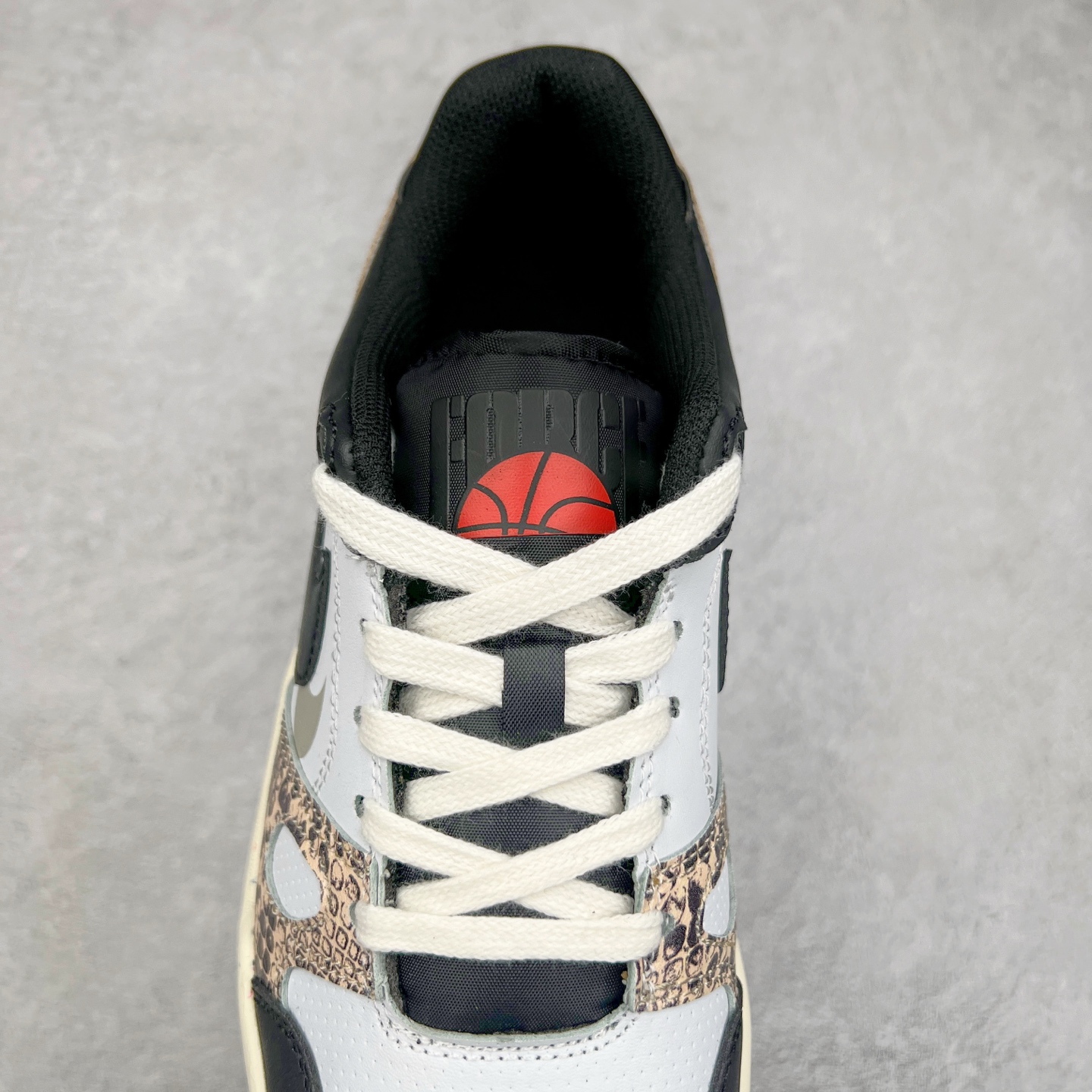 图片[5]-＃福利特价 NK Full Force Low 全力以赴系列中复古休闲运动文化篮球板鞋 复古风潮刮呀刮呀刮，鞋圈大厂们挖呀挖呀挖，感觉大家都有光明的未来！不过吧，这鞋款底蕴再怎么深，感觉也禁不住现在这挖法。所以除了单纯的老鞋复刻，大厂们也开发了不少新思路。估计绝大部分小伙伴，包括我在内，应该都没见过这款鞋。但莫名地，我总觉得这是不是一款古早时期的老鞋。毕竟这货，复古味实在太冲了！Full Force 选择采用全皮革鞋面，还有复杂框架➕纯白配色组合，复古氛围拿捏得十分精准。用作点缀的黑、红两色，也同样是 OG 气息拉满的存在。鞋舌标上的篮球 Logo，自带一种，富有年代感的独特辨识度。相当吸睛的，做旧中底➕红色外底组合，则是大大拉高了整鞋的潮流感。还有若隐若现，并不常见的凸印设计，给这鞋加了不少高级质感分。尺码：36 37.5 38 39 40 41 42 43 44 45-选品中心