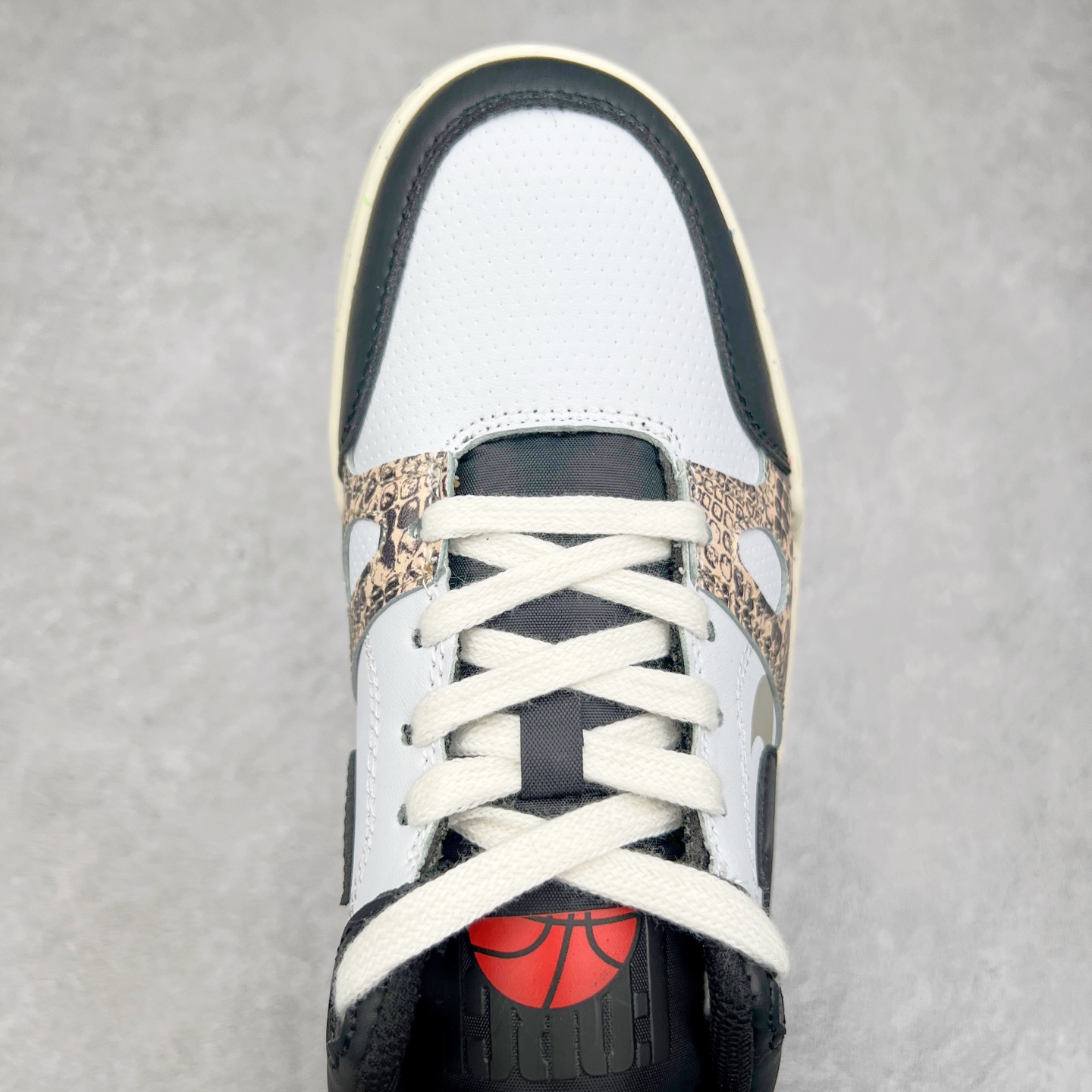 图片[4]-＃福利特价 NK Full Force Low 全力以赴系列中复古休闲运动文化篮球板鞋 复古风潮刮呀刮呀刮，鞋圈大厂们挖呀挖呀挖，感觉大家都有光明的未来！不过吧，这鞋款底蕴再怎么深，感觉也禁不住现在这挖法。所以除了单纯的老鞋复刻，大厂们也开发了不少新思路。估计绝大部分小伙伴，包括我在内，应该都没见过这款鞋。但莫名地，我总觉得这是不是一款古早时期的老鞋。毕竟这货，复古味实在太冲了！Full Force 选择采用全皮革鞋面，还有复杂框架➕纯白配色组合，复古氛围拿捏得十分精准。用作点缀的黑、红两色，也同样是 OG 气息拉满的存在。鞋舌标上的篮球 Logo，自带一种，富有年代感的独特辨识度。相当吸睛的，做旧中底➕红色外底组合，则是大大拉高了整鞋的潮流感。还有若隐若现，并不常见的凸印设计，给这鞋加了不少高级质感分。尺码：36 37.5 38 39 40 41 42 43 44 45-选品中心