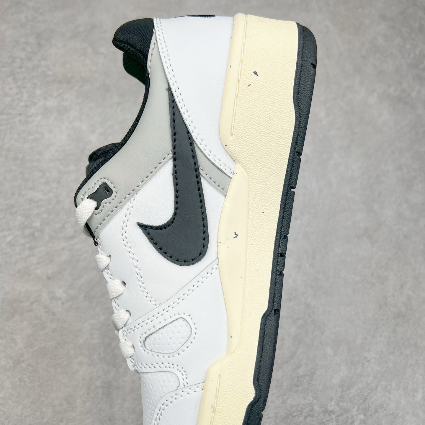 图片[7]-＃福利特价 NK Full Force Low 全力以赴系列中复古休闲运动文化篮球板鞋 复古风潮刮呀刮呀刮，鞋圈大厂们挖呀挖呀挖，感觉大家都有光明的未来！不过吧，这鞋款底蕴再怎么深，感觉也禁不住现在这挖法。所以除了单纯的老鞋复刻，大厂们也开发了不少新思路。估计绝大部分小伙伴，包括我在内，应该都没见过这款鞋。但莫名地，我总觉得这是不是一款古早时期的老鞋。毕竟这货，复古味实在太冲了！Full Force 选择采用全皮革鞋面，还有复杂框架➕纯白配色组合，复古氛围拿捏得十分精准。用作点缀的黑、红两色，也同样是 OG 气息拉满的存在。鞋舌标上的篮球 Logo，自带一种，富有年代感的独特辨识度。相当吸睛的，做旧中底➕红色外底组合，则是大大拉高了整鞋的潮流感。还有若隐若现，并不常见的凸印设计，给这鞋加了不少高级质感分。尺码：36 37.5 38 39 40 41 42 43 44 45-选品中心