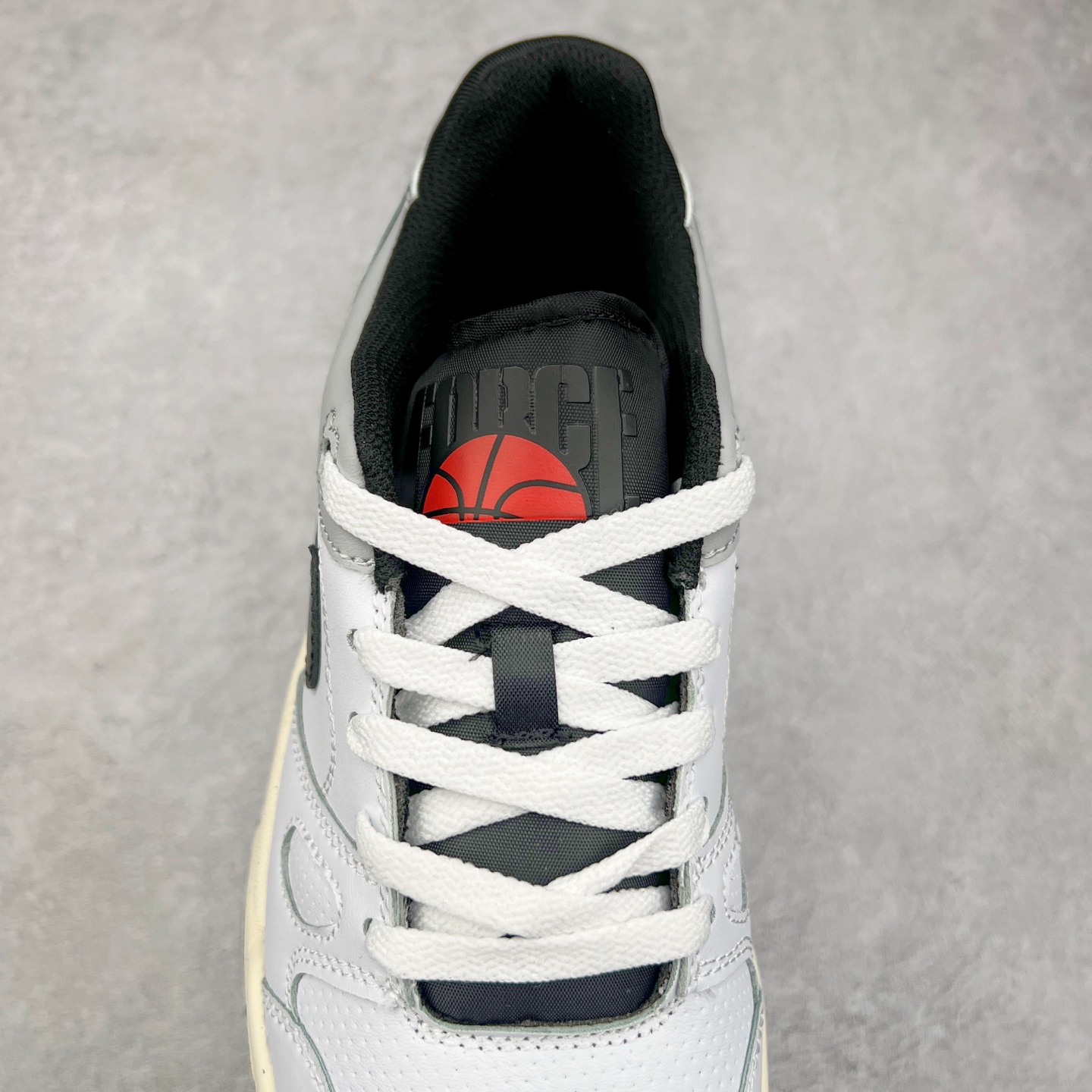 图片[5]-＃福利特价 NK Full Force Low 全力以赴系列中复古休闲运动文化篮球板鞋 复古风潮刮呀刮呀刮，鞋圈大厂们挖呀挖呀挖，感觉大家都有光明的未来！不过吧，这鞋款底蕴再怎么深，感觉也禁不住现在这挖法。所以除了单纯的老鞋复刻，大厂们也开发了不少新思路。估计绝大部分小伙伴，包括我在内，应该都没见过这款鞋。但莫名地，我总觉得这是不是一款古早时期的老鞋。毕竟这货，复古味实在太冲了！Full Force 选择采用全皮革鞋面，还有复杂框架➕纯白配色组合，复古氛围拿捏得十分精准。用作点缀的黑、红两色，也同样是 OG 气息拉满的存在。鞋舌标上的篮球 Logo，自带一种，富有年代感的独特辨识度。相当吸睛的，做旧中底➕红色外底组合，则是大大拉高了整鞋的潮流感。还有若隐若现，并不常见的凸印设计，给这鞋加了不少高级质感分。尺码：36 37.5 38 39 40 41 42 43 44 45-选品中心