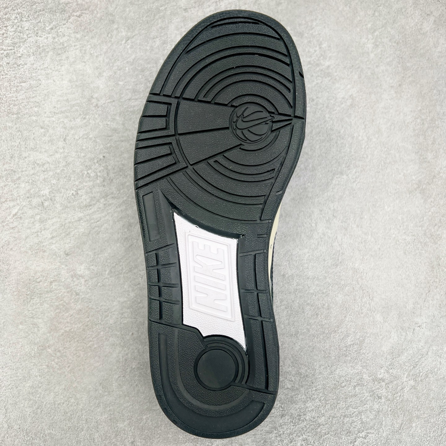 图片[9]-＃福利特价 NK Full Force Low 全力以赴系列中复古休闲运动文化篮球板鞋 复古风潮刮呀刮呀刮，鞋圈大厂们挖呀挖呀挖，感觉大家都有光明的未来！不过吧，这鞋款底蕴再怎么深，感觉也禁不住现在这挖法。所以除了单纯的老鞋复刻，大厂们也开发了不少新思路。估计绝大部分小伙伴，包括我在内，应该都没见过这款鞋。但莫名地，我总觉得这是不是一款古早时期的老鞋。毕竟这货，复古味实在太冲了！Full Force 选择采用全皮革鞋面，还有复杂框架➕纯白配色组合，复古氛围拿捏得十分精准。用作点缀的黑、红两色，也同样是 OG 气息拉满的存在。鞋舌标上的篮球 Logo，自带一种，富有年代感的独特辨识度。相当吸睛的，做旧中底➕红色外底组合，则是大大拉高了整鞋的潮流感。还有若隐若现，并不常见的凸印设计，给这鞋加了不少高级质感分。尺码：36 37.5 38 39 40 41 42 43 44 45-选品中心