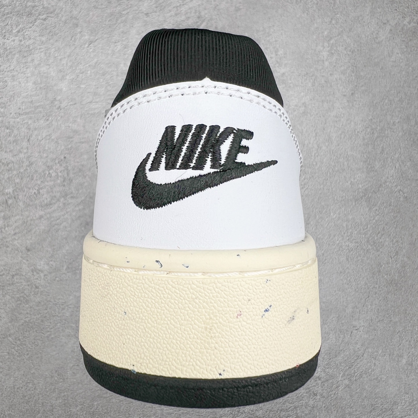 图片[8]-＃福利特价 NK Full Force Low 全力以赴系列中复古休闲运动文化篮球板鞋 复古风潮刮呀刮呀刮，鞋圈大厂们挖呀挖呀挖，感觉大家都有光明的未来！不过吧，这鞋款底蕴再怎么深，感觉也禁不住现在这挖法。所以除了单纯的老鞋复刻，大厂们也开发了不少新思路。估计绝大部分小伙伴，包括我在内，应该都没见过这款鞋。但莫名地，我总觉得这是不是一款古早时期的老鞋。毕竟这货，复古味实在太冲了！Full Force 选择采用全皮革鞋面，还有复杂框架➕纯白配色组合，复古氛围拿捏得十分精准。用作点缀的黑、红两色，也同样是 OG 气息拉满的存在。鞋舌标上的篮球 Logo，自带一种，富有年代感的独特辨识度。相当吸睛的，做旧中底➕红色外底组合，则是大大拉高了整鞋的潮流感。还有若隐若现，并不常见的凸印设计，给这鞋加了不少高级质感分。尺码：36 37.5 38 39 40 41 42 43 44 45-选品中心