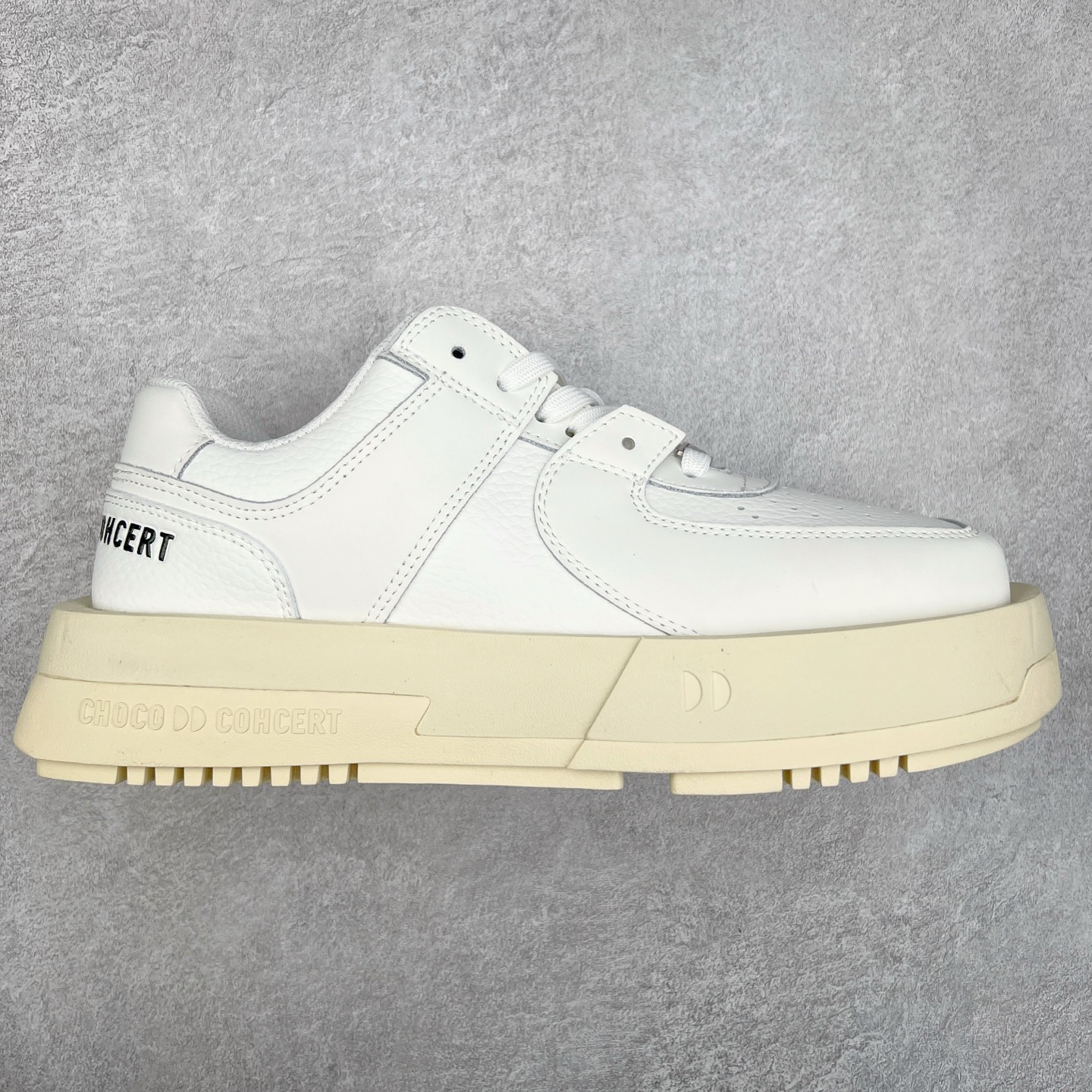 CHOCO CONCERT 牛皮圆方不对称球鞋低帮 时尚板鞋 男女同款 品牌延续“对常识的再思考”概念，全新释出活力多彩“APAIR OFCOURT SERIES”圆方球鞋系列，解读东方文化中身体与服饰的微妙联系，以解构、重塑、置换等方式突破平庸日常桎梏，玩趣诠释左右脚不对称风格的新方式，强势加入经典“COURT”风格的多彩活力与运动基因，以此为创造力媒介，探索运动时装的多重呈现。CHOCO CONCERT是一个立足于当前文化的时尚鞋履品牌，一直致力为人们解决多种场景通搭与时尚兼具的生活需求，在风格上追求个性化实用主义。我们希望将品牌对过去、现在和未来的关于生活及美学的思考，融入进鞋履设计中，始终坚持选用高品质材料和制作工艺，为人们提供卓越的穿着体验。尺码：35 36 37 38 39 40 41 42 43 44 45-选品中心
