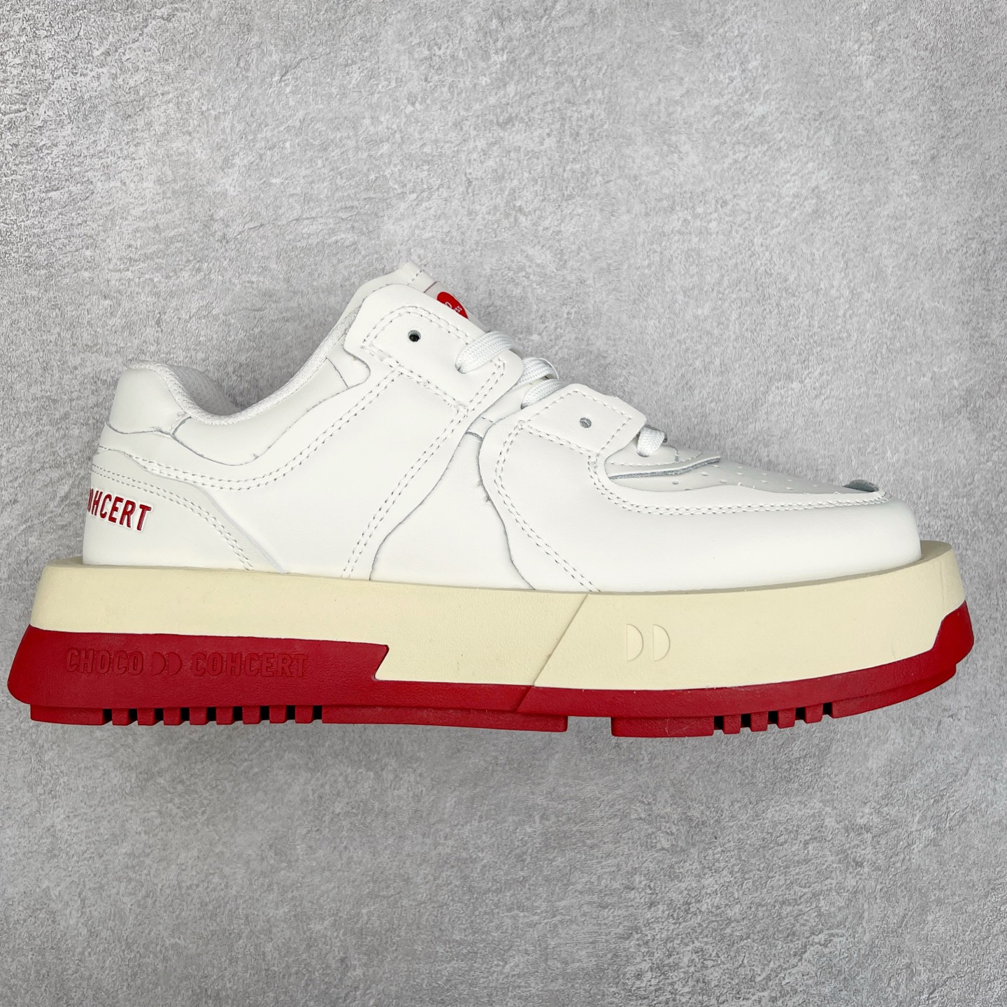 图片[2]-CHOCO CONCERT 牛皮圆方不对称球鞋低帮 时尚板鞋 男女同款 品牌延续“对常识的再思考”概念，全新释出活力多彩“APAIR OFCOURT SERIES”圆方球鞋系列，解读东方文化中身体与服饰的微妙联系，以解构、重塑、置换等方式突破平庸日常桎梏，玩趣诠释左右脚不对称风格的新方式，强势加入经典“COURT”风格的多彩活力与运动基因，以此为创造力媒介，探索运动时装的多重呈现。CHOCO CONCERT是一个立足于当前文化的时尚鞋履品牌，一直致力为人们解决多种场景通搭与时尚兼具的生活需求，在风格上追求个性化实用主义。我们希望将品牌对过去、现在和未来的关于生活及美学的思考，融入进鞋履设计中，始终坚持选用高品质材料和制作工艺，为人们提供卓越的穿着体验。尺码：35 36 37 38 39 40 41 42 43 44 45-选品中心