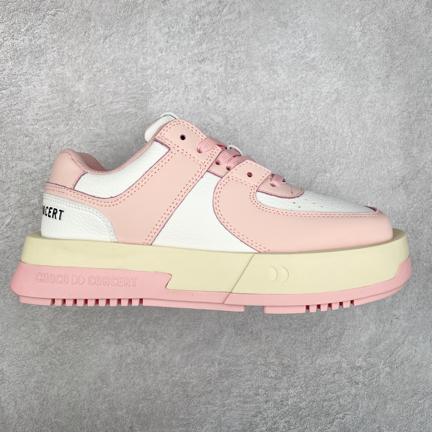 图片[6]-CHOCO CONCERT 牛皮圆方不对称球鞋低帮 时尚板鞋 男女同款 品牌延续“对常识的再思考”概念，全新释出活力多彩“APAIR OFCOURT SERIES”圆方球鞋系列，解读东方文化中身体与服饰的微妙联系，以解构、重塑、置换等方式突破平庸日常桎梏，玩趣诠释左右脚不对称风格的新方式，强势加入经典“COURT”风格的多彩活力与运动基因，以此为创造力媒介，探索运动时装的多重呈现。CHOCO CONCERT是一个立足于当前文化的时尚鞋履品牌，一直致力为人们解决多种场景通搭与时尚兼具的生活需求，在风格上追求个性化实用主义。我们希望将品牌对过去、现在和未来的关于生活及美学的思考，融入进鞋履设计中，始终坚持选用高品质材料和制作工艺，为人们提供卓越的穿着体验。尺码：35 36 37 38 39 40 41 42 43 44 45-选品中心