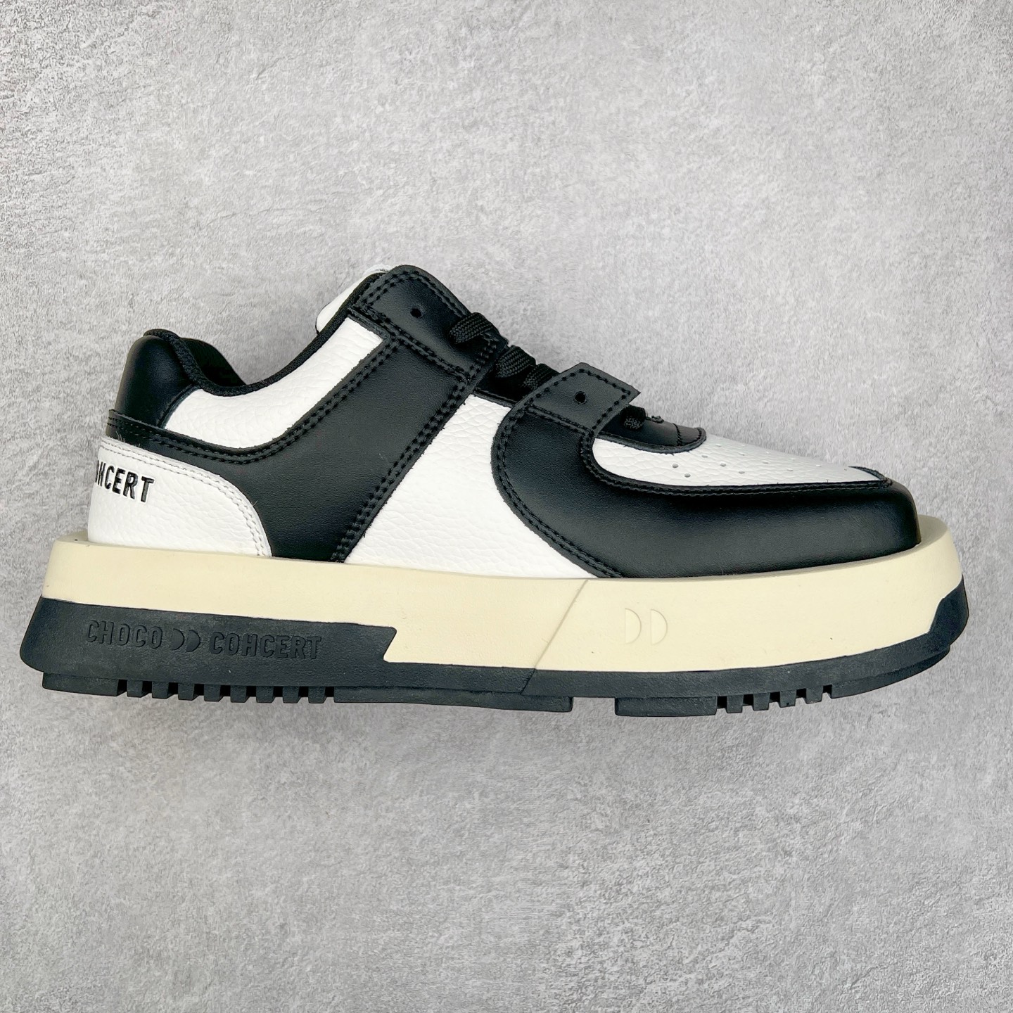 图片[3]-CHOCO CONCERT 牛皮圆方不对称球鞋低帮 时尚板鞋 男女同款 品牌延续“对常识的再思考”概念，全新释出活力多彩“APAIR OFCOURT SERIES”圆方球鞋系列，解读东方文化中身体与服饰的微妙联系，以解构、重塑、置换等方式突破平庸日常桎梏，玩趣诠释左右脚不对称风格的新方式，强势加入经典“COURT”风格的多彩活力与运动基因，以此为创造力媒介，探索运动时装的多重呈现。CHOCO CONCERT是一个立足于当前文化的时尚鞋履品牌，一直致力为人们解决多种场景通搭与时尚兼具的生活需求，在风格上追求个性化实用主义。我们希望将品牌对过去、现在和未来的关于生活及美学的思考，融入进鞋履设计中，始终坚持选用高品质材料和制作工艺，为人们提供卓越的穿着体验。尺码：35 36 37 38 39 40 41 42 43 44 45-选品中心