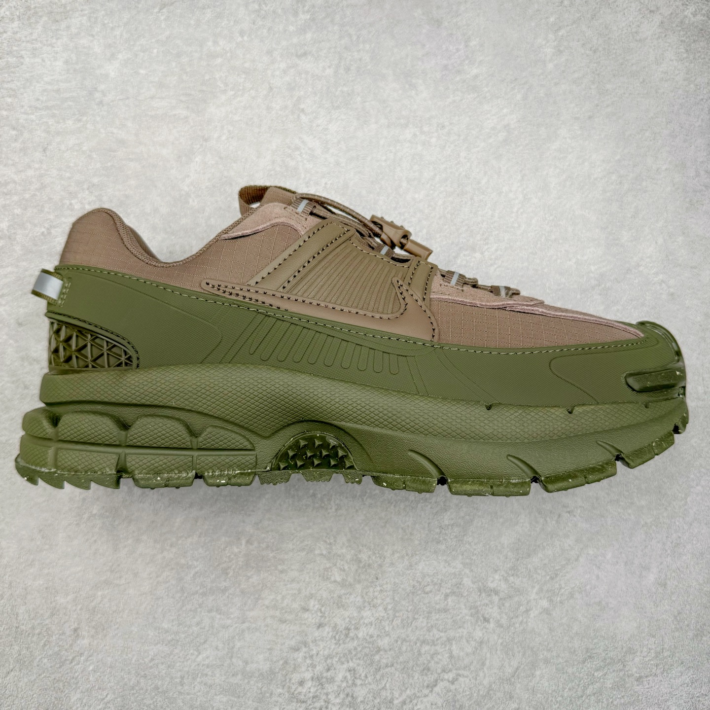 NK Zoom Vomero 5 Roam 佛莫罗5代徒步版系列经典复古增高厚底休闲运动慢跑鞋 FV2295-201 Vomero Roam「漫游鞋」舒适性典范 工学拒水鞋面+ Air Zoom缓震配置无惧雨水 不受天气左右 助你灵活迈步 再加上厚实衬里和橡胶挡泥片 有效御寒不厚重 雨天照样利落出街 中性色调搭配简洁织物 打造百搭属性低调出街or高调亮相 都看你的男女同款不同色 轻松get多元风格 尺码：36 36.5 37.5 38 38.5 39 40 40.5 41 42 42.5 43 44 44.5 45-选品中心