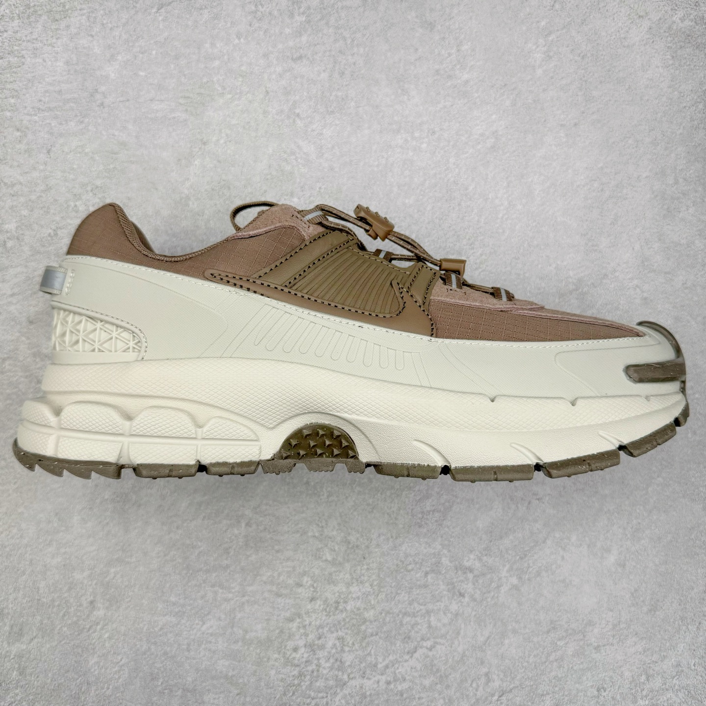 NK Zoom Vomero 5 Roam 佛莫罗5代徒步版系列经典复古增高厚底休闲运动慢跑鞋 HQ2181-001 Vomero Roam「漫游鞋」舒适性典范 工学拒水鞋面+ Air Zoom缓震配置无惧雨水 不受天气左右 助你灵活迈步 再加上厚实衬里和橡胶挡泥片 有效御寒不厚重 雨天照样利落出街 中性色调搭配简洁织物 打造百搭属性低调出街or高调亮相 都看你的男女同款不同色 轻松get多元风格 尺码：36 36.5 37.5 38 38.5 39 40 40.5 41 42 42.5 43 44 44.5 45-选品中心