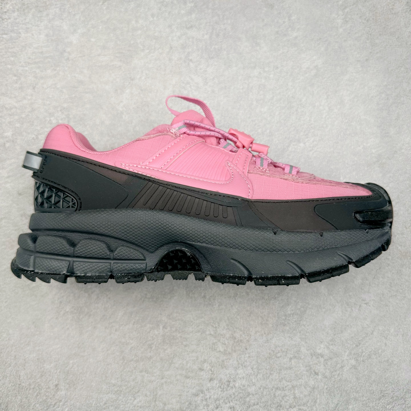 NK Zoom Vomero 5 Roam 佛莫罗5代徒步版系列经典复古增高厚底休闲运动慢跑鞋 HQ2181-300 Vomero Roam「漫游鞋」舒适性典范 工学拒水鞋面+ Air Zoom缓震配置无惧雨水 不受天气左右 助你灵活迈步 再加上厚实衬里和橡胶挡泥片 有效御寒不厚重 雨天照样利落出街 中性色调搭配简洁织物 打造百搭属性低调出街or高调亮相 都看你的男女同款不同色 轻松get多元风格 尺码：36 36.5 37.5 38 38.5 39 40 40.5 41 42 42.5 43 44 44.5 45-选品中心