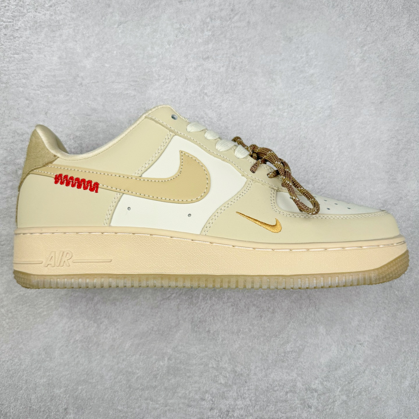 ＃特价福利 NK Air Force 1´07 Low 空军一号百搭休闲运动板鞋 柔软、弹性十足的缓震性能和出色的中底设计 横跨复古与现代的外型结合 造就出风靡全球三十多年的Force 1 直到今天还深受青睐 尺码：35.5 36 36.5 37.5 38 38.5 39 40 40.5 41 42 42.5 43 44 44.5 45-选品中心