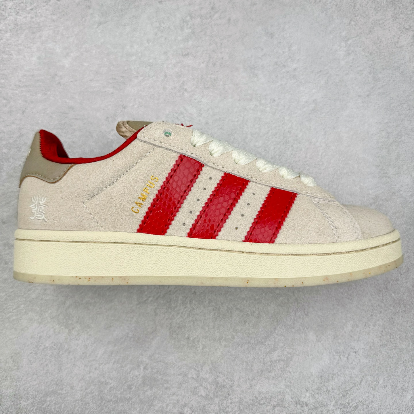 ＃C版纯原 AD Originals Campus 00s 学院系列面包风经典复古低帮百搭休闲运动板鞋 JR0093 原鞋开发 正确版型 市面唯一全鞋采用原厂头层SD皮料 正确宽版鞋盒 清洁度完美 诠释最高工艺 这次 Originals 选择了以经典复古鞋型 Campus 为蓝本打造全新面包鞋 这款鞋型联名不断 冠希当年对它更是钟爱有加 论牌面丝毫不输贝壳头、Forum 等大热鞋型 这次 Campus 一改 80 年代的瘦长造型 鞋舌、鞋身、鞋底甚至细节都变大了 营造出千禧年前后流行的面包鞋宽大廓形 因此鞋名改为 Campus 00s 鞋身采用绒面皮料搭配白色常规皮革 质感上还是延续了经典 Campus 的设计 鞋舌填充更加饱满 让鞋款整体看起来更加圆润 搭配上这款浅蓝配色 「蓝胖子」造型真的很可爱 鞋舌还加入了与以往 Campus 不同的全新三叶草 Logo 令造型更具千禧气息 鞋带也采用了加宽的设计 如果你不喜欢 这次还附送了传统鞋带可以替换 鞋底采用了米黄做旧设计 凸显鞋款的复古年代感 除了清新可人的浅蓝配色 还有一款酷灰配色 造型更加硬朗复古 而且相比浅蓝配色更加耐脏 尺码：36 36⅔ 37⅓ 38 38⅔ 39⅓ 40 40⅔ 41⅓ 42 42⅔ 43⅓ 44 44 ⅓ 45-选品中心