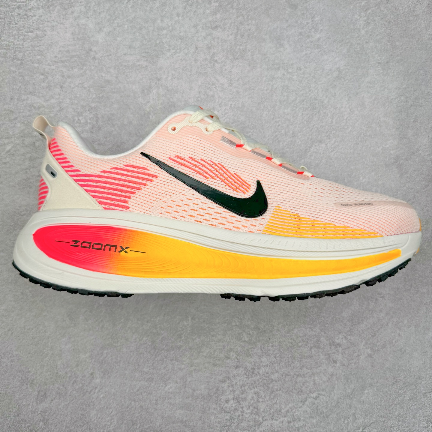 NK Air Zoom Vomero 18 轻便舒适公路跑步鞋 HM6804-100 质感柔软 弹力充沛 助力一路畅跑 乐享不停 厚实泡绵缔造舒适的回弹效果 铸就出色跑步表现 该鞋款轻盈透气 带你步入舒适新境界 疾速刺激感和非凡舒适脚感交织 定能让跑者在迈步间找到渴望已久的跑步乐趣 自如掌控跑步节奏、配速和里程 足底缓震配置赋予双足柔软舒适感受 助你一路畅跑 缓震设计 在双足触地时有助提供舒适脚感 搭载性能出众的 ZoomX 和 Cushlon 泡绵 营造柔软舒适脚感 助你稳稳迈步 基于跑者反馈 简化中底设计 带来出色舒适感 尺码：36 36.5 37.5 38 38.5 39 40 40.5 41 42 42.5 43 44 44.5 45 46-选品中心