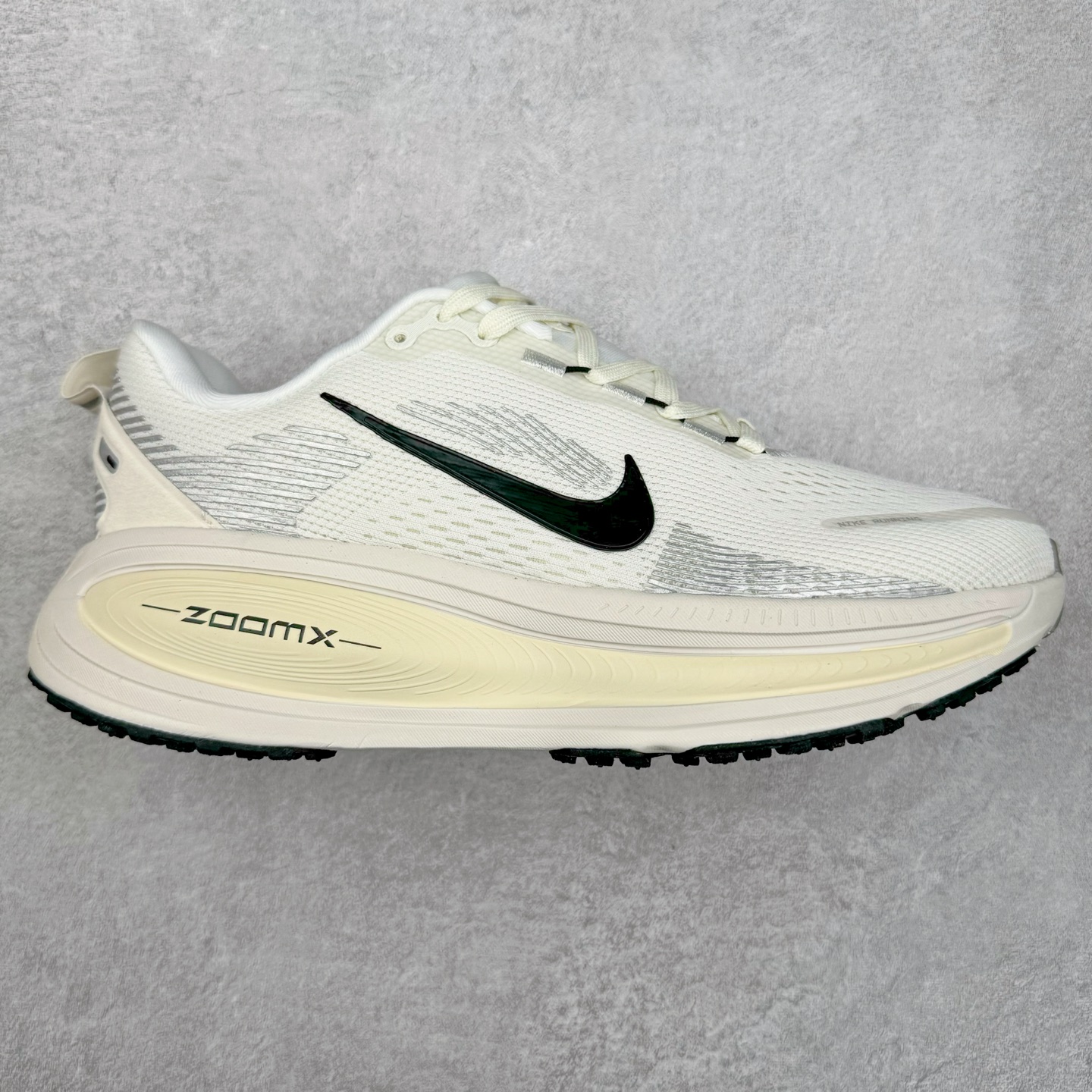 NK Air Zoom Vomero 18 轻便舒适公路跑步鞋 HM6803-101 质感柔软 弹力充沛 助力一路畅跑 乐享不停 厚实泡绵缔造舒适的回弹效果 铸就出色跑步表现 该鞋款轻盈透气 带你步入舒适新境界 疾速刺激感和非凡舒适脚感交织 定能让跑者在迈步间找到渴望已久的跑步乐趣 自如掌控跑步节奏、配速和里程 足底缓震配置赋予双足柔软舒适感受 助你一路畅跑 缓震设计 在双足触地时有助提供舒适脚感 搭载性能出众的 ZoomX 和 Cushlon 泡绵 营造柔软舒适脚感 助你稳稳迈步 基于跑者反馈 简化中底设计 带来出色舒适感 尺码：36 36.5 37.5 38 38.5 39 40 40.5 41 42 42.5 43 44 44.5 45 46-选品中心