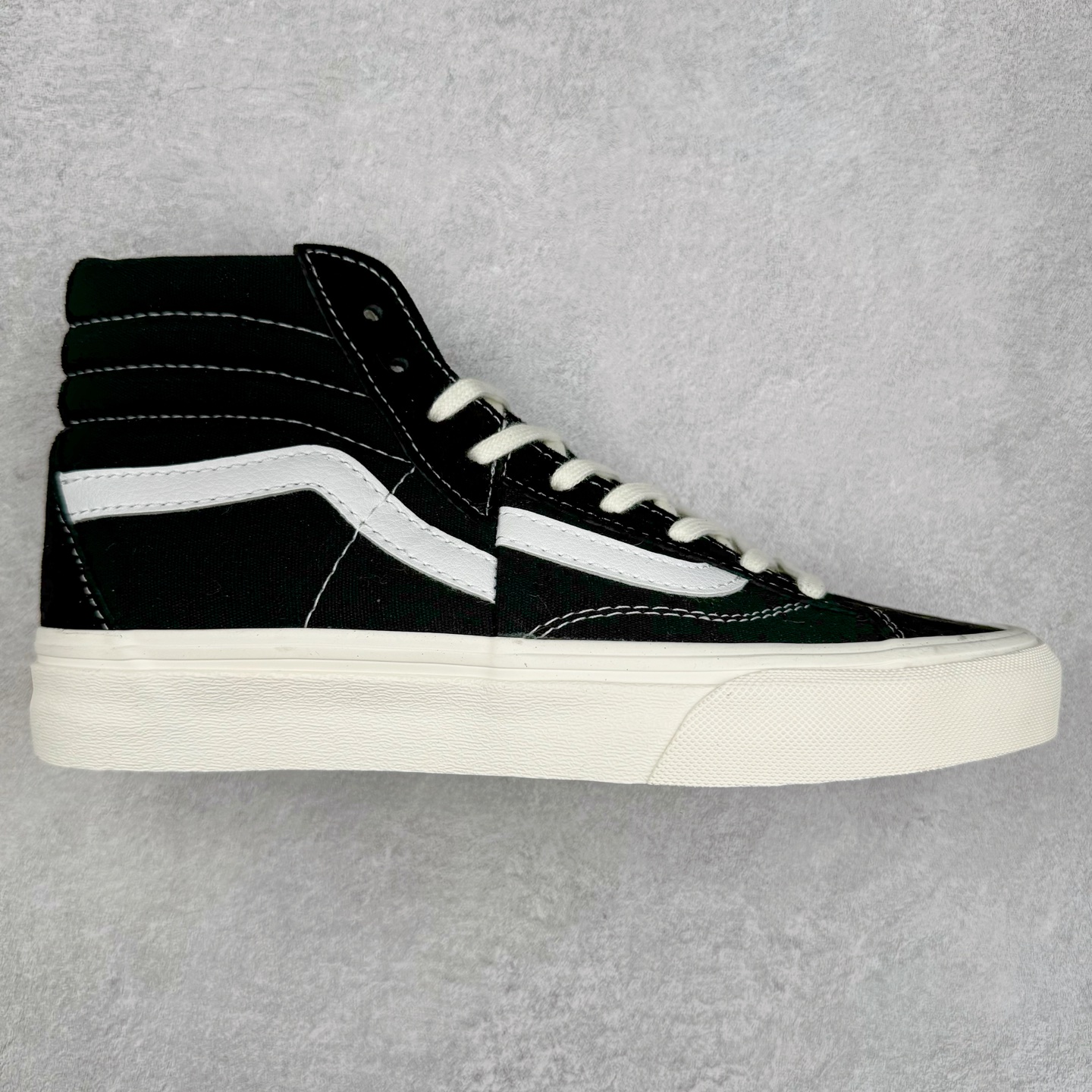 Vans Clash The Wall 经典解构高帮 致敬街头文化，挑战传统规则 此次全新系列融合Authentic、Old Skool、Sk8-Hi、Mid Skool 四款鞋型，以中心基点分成四等分，再通过工艺将其重新组装，凸显解构风。 货号：VN000CNKBA2 黑白 货号：VN000CNKSN0 海军蓝 尺码：35 36 36.5 37 38 38.5 39 40 40.5 41 42 42.5 43 44-选品中心