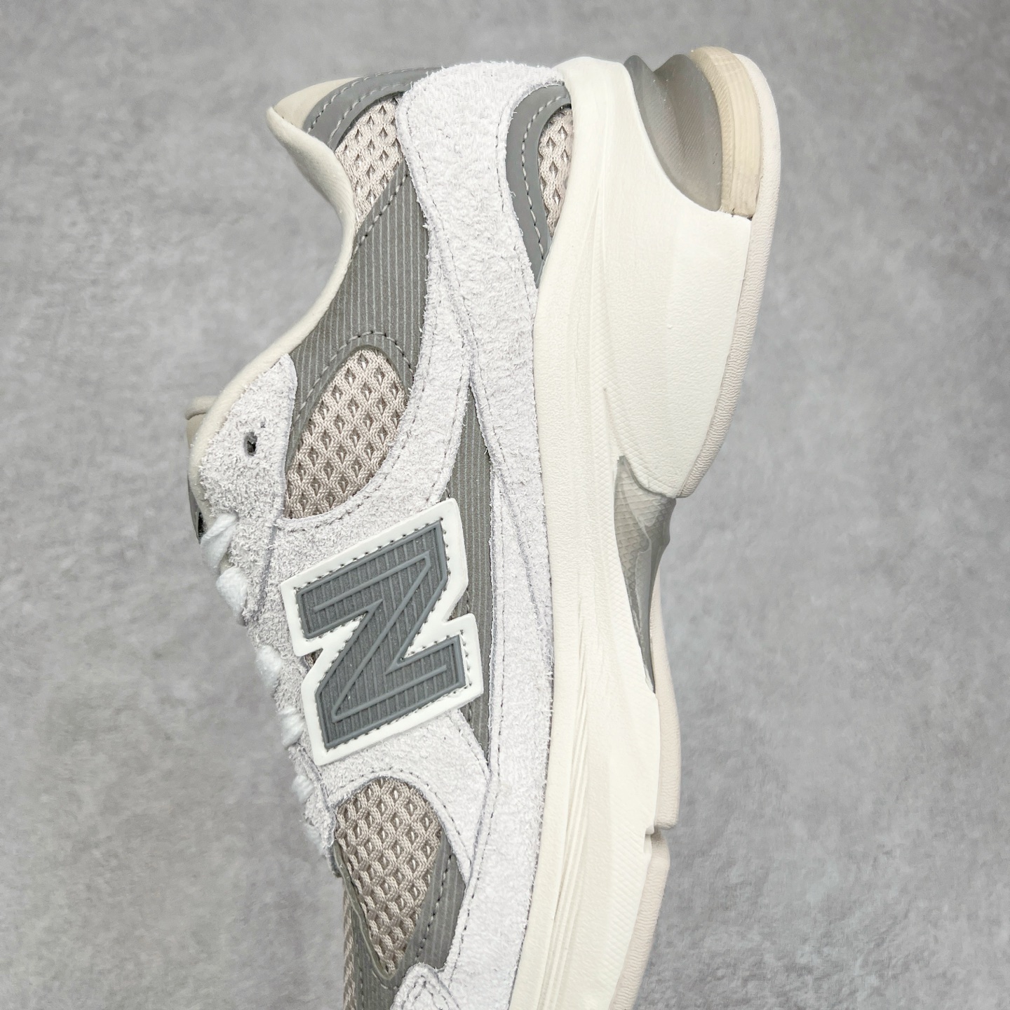 图片[7]-New Balance NB2010系列新百伦经典复古休闲运动板鞋 以ENCAP中底配以升级版 N-ERGY缓震物料 鞋面则采用特色的柔软麂皮搭以NewBalance经典的尼龙网布 低调中还原跑鞋本真 更年轻化的设计理念与材质 让新世代青年得以用全新视角体验经典鞋款的传奇魅力 货号：U2010NB13731 尺码：36 37 37.5 38 38.5 39.5 40 40.5 41.5 42 42.5 43 44-选品中心