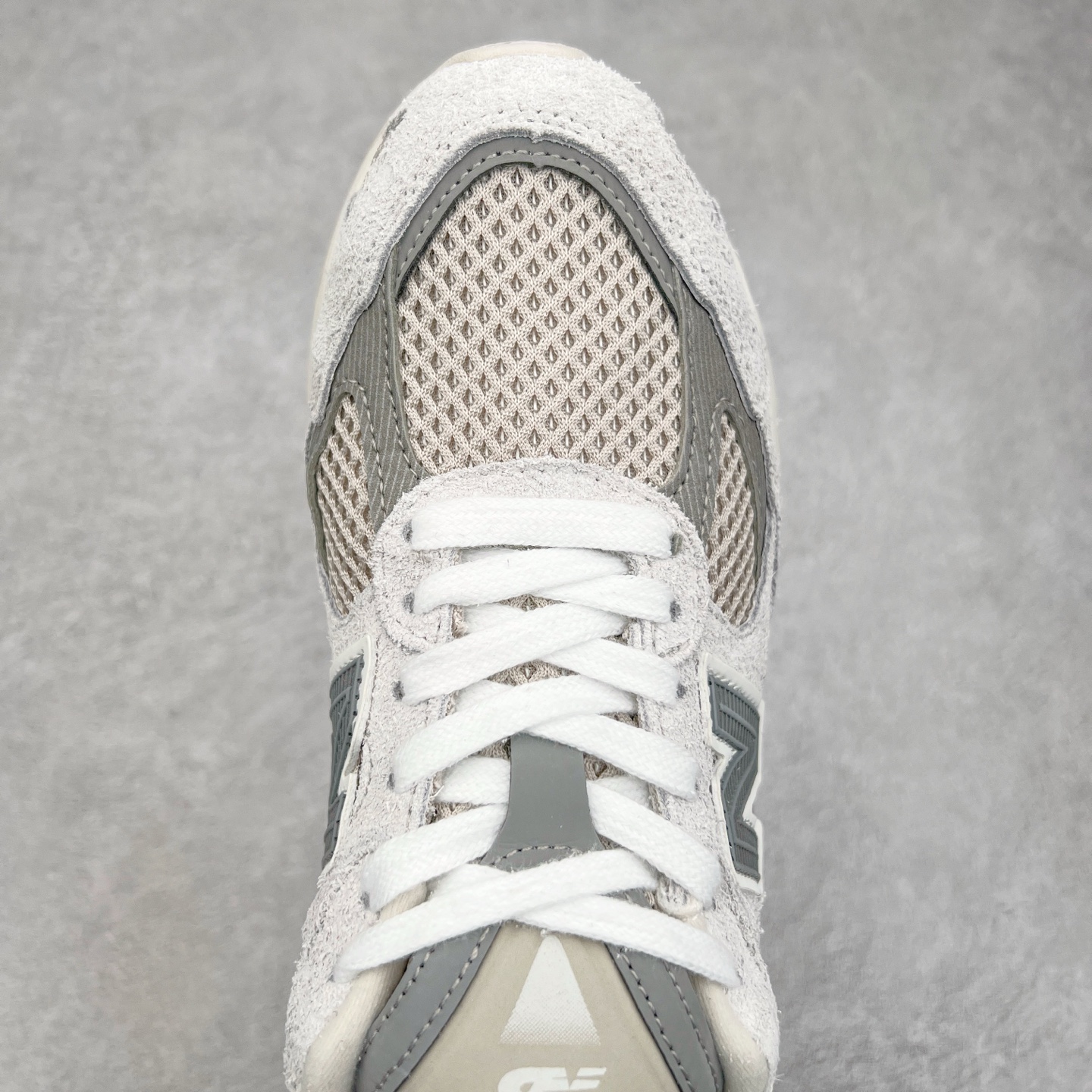 图片[4]-New Balance NB2010系列新百伦经典复古休闲运动板鞋 以ENCAP中底配以升级版 N-ERGY缓震物料 鞋面则采用特色的柔软麂皮搭以NewBalance经典的尼龙网布 低调中还原跑鞋本真 更年轻化的设计理念与材质 让新世代青年得以用全新视角体验经典鞋款的传奇魅力 货号：U2010NB13731 尺码：36 37 37.5 38 38.5 39.5 40 40.5 41.5 42 42.5 43 44-选品中心