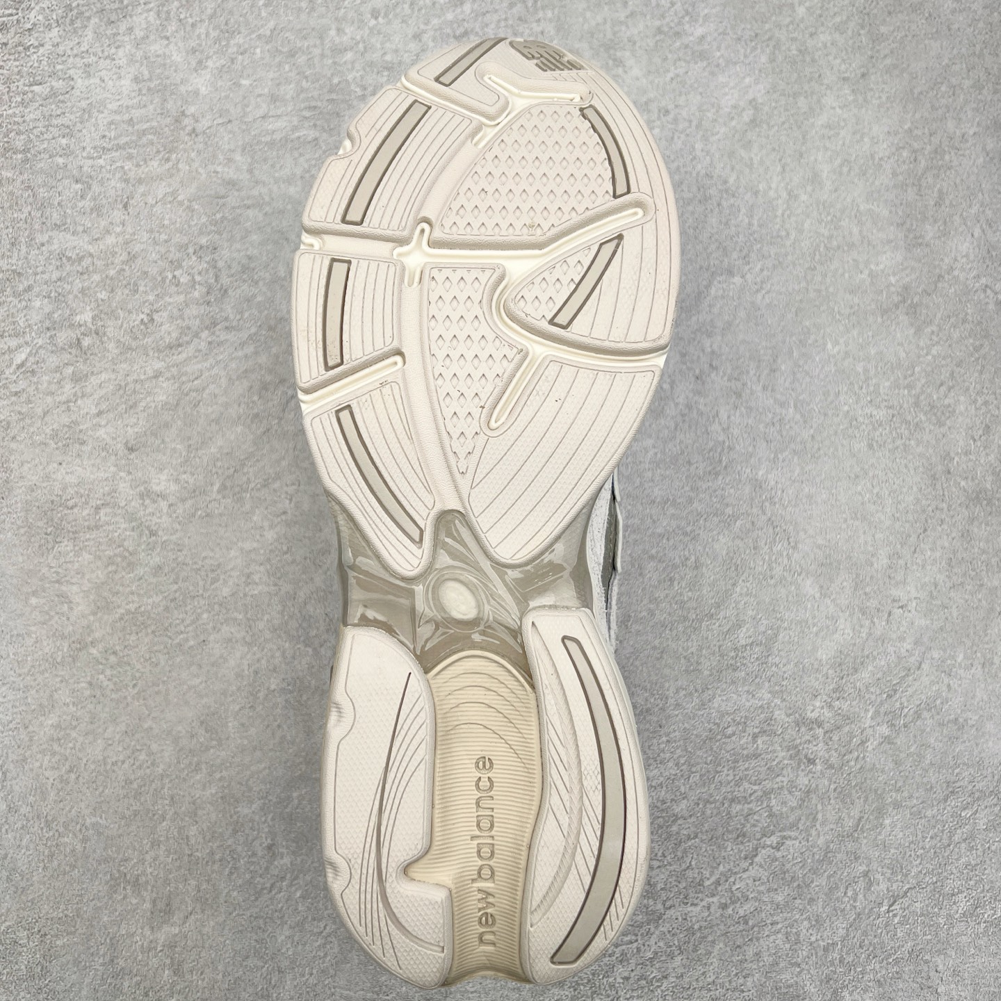 图片[9]-New Balance NB2010系列新百伦经典复古休闲运动板鞋 以ENCAP中底配以升级版 N-ERGY缓震物料 鞋面则采用特色的柔软麂皮搭以NewBalance经典的尼龙网布 低调中还原跑鞋本真 更年轻化的设计理念与材质 让新世代青年得以用全新视角体验经典鞋款的传奇魅力 货号：U2010NB13731 尺码：36 37 37.5 38 38.5 39.5 40 40.5 41.5 42 42.5 43 44-选品中心