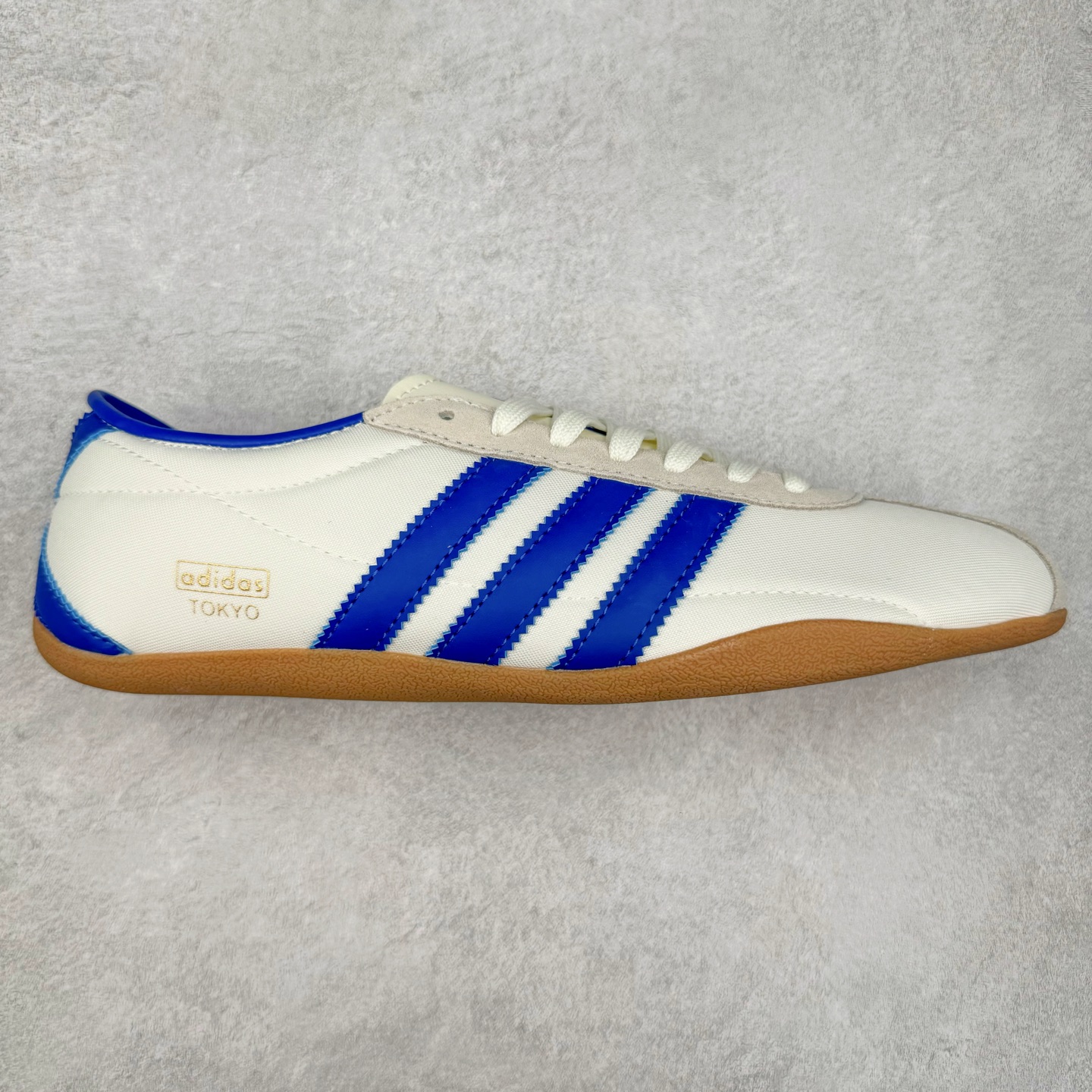 AD Originals Tokyo 东京限定系列复古百搭薄底德训风低帮休闲运动T头鞋 JP9704 ORIGINALS 挖掘复古运动基因，文 将经典与现代完美融合，推出薄底鞋系列，引起潮流趋势。此次COSTS带来的是ADIDAS ORIGINALS TOKYO系列黑白两款百搭配色，鞋款鞋面舒适贴合脚面， 同时采用柔软材质，穿着轻便舒适；中底缓震性能，鞋底有一定弹性，日常穿搭舒适且防滑。尺码：35⅔ 36 36⅔ 37⅓ 38 38⅔ 39⅓ 40 40⅔ 41⅓ 42 42⅔ 43⅓ 44 45-选品中心