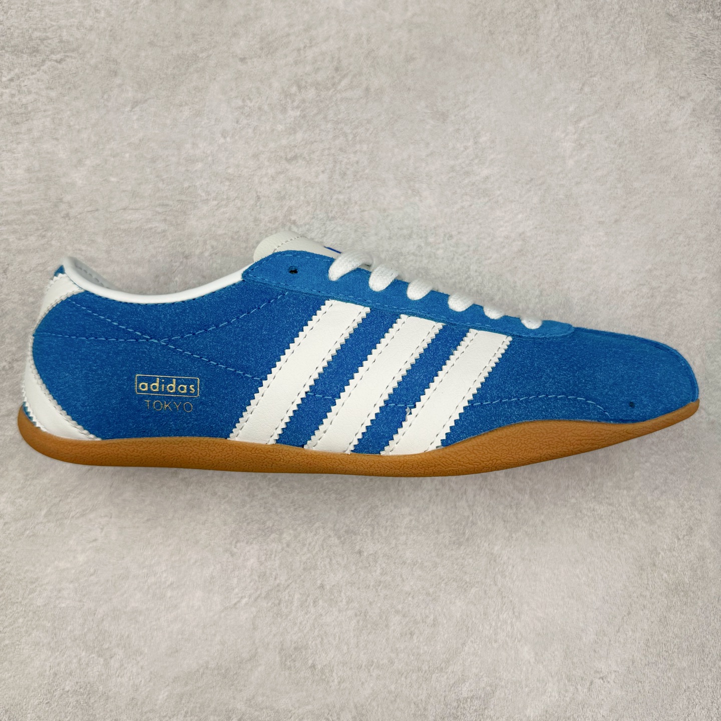 AD Originals Tokyo 东京限定系列复古百搭薄底德训风低帮休闲运动T头鞋 JI0179 ORIGINALS 挖掘复古运动基因，文 将经典与现代完美融合，推出薄底鞋系列，引起潮流趋势。此次COSTS带来的是ADIDAS ORIGINALS TOKYO系列黑白两款百搭配色，鞋款鞋面舒适贴合脚面， 同时采用柔软材质，穿着轻便舒适；中底缓震性能，鞋底有一定弹性，日常穿搭舒适且防滑。尺码：35⅔ 36 36⅔ 37⅓ 38 38⅔ 39⅓ 40 40⅔ 41⅓ 42 42⅔ 43⅓ 44 45-选品中心