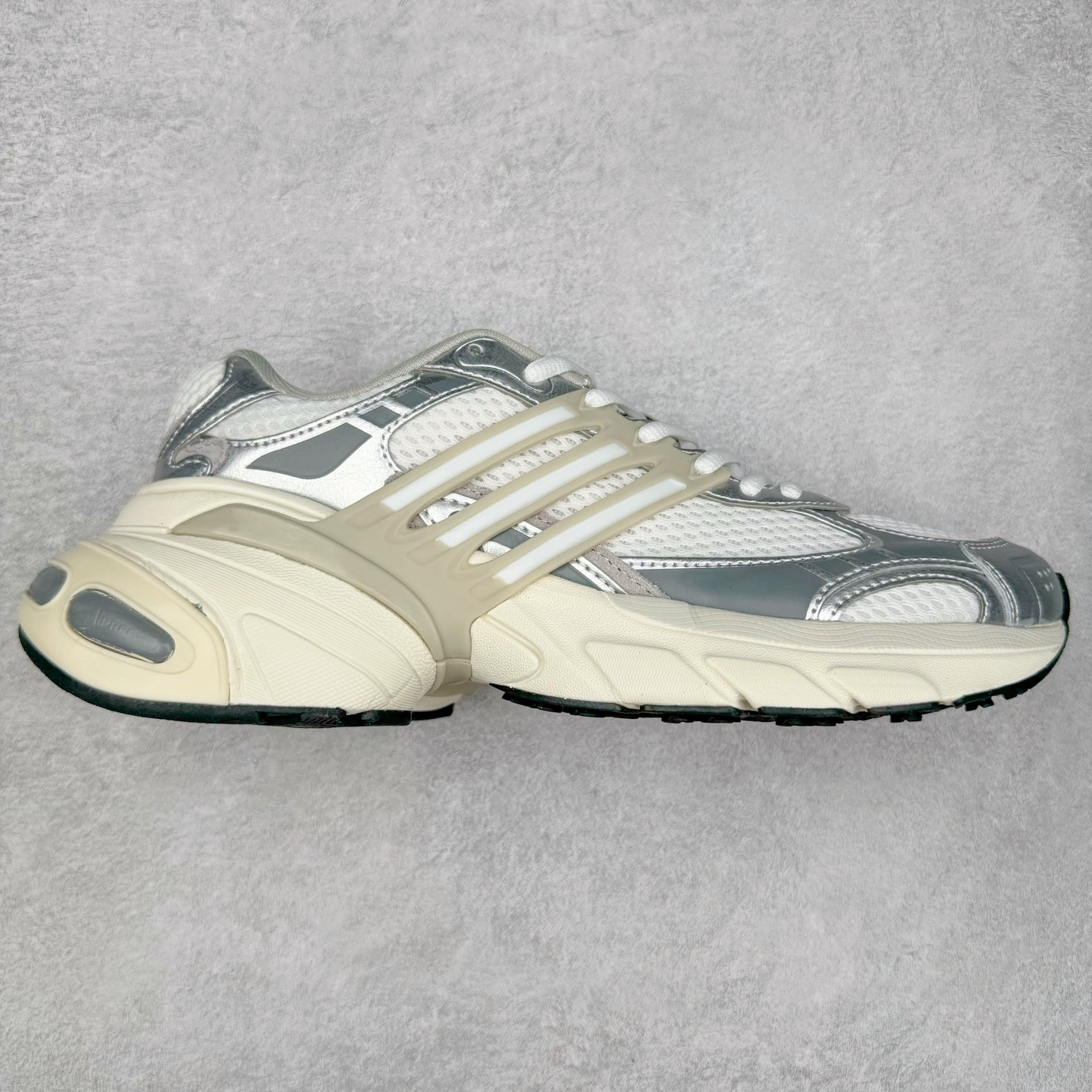 AD Originals ADISTAR XLG 潮流前卫科技休闲运动老爹鞋 IH3882 未来科技主义线条勾勒前卫张力 呈现饱满立体的3D感鞋身 浑厚中底搭载轻薄橡胶外底 皮革鞋面配合织物衬里 舒适脚感时刻在线交叉饰面错落点缀 跨越时代经典 科技潮感进阶 多元层次尽显 激活潮搭灵感 演绎先锋美学 在纪元暮光中开启潮酷新型态 尺码：35.5 36 36.5 37.5 38 38.5 39 40 40.5 41 42 42.5 43 44 44.5 45-选品中心