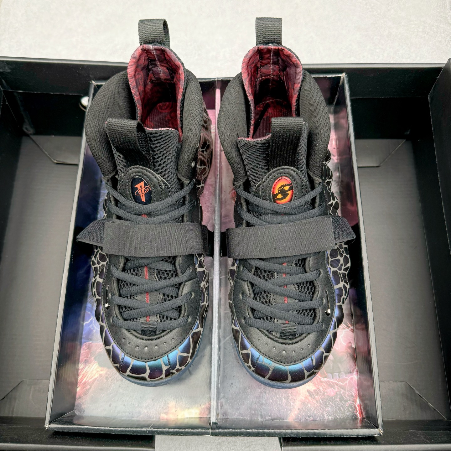 图片[11]-NK Air Foamposite One \\\”Tekken 8\\\” 铁拳喷 三岛一八 FQ9050-400 莞产原底面 公司渠道同模具 鞋型发泡360度无死角 双层Zoom气垫植入 中底完美注胶 搭载原厂碳纤维材质 诞生于1997年的NK Air Foamposite系列可以说是整个球鞋历史上最为经典的系列之一 也就是我们常说的“喷”和“泡” 其中“喷”由Foamposite One代言人Penny的英文音译而来 而“泡”则来源于另一款鞋型 Foamposite Pro中\\\”pro\\\”的音译 在诞生初期 由于高昂的造价以及超前的外形 Foamposite系列的反对者不在少数 甚至有人认为这款鞋会毁掉整个球鞋行业 但事实证明这双灵感来自于甲虫 自带“黑科技”鞋面以及双层Zoom+大块碳板的太空球鞋不仅受到了大众的接受与追捧 并且成功的影响了篮球鞋的发展 尺码：38.5 39 40 40.5 41 42 42.5 43 44 44.5 45 46-选品中心