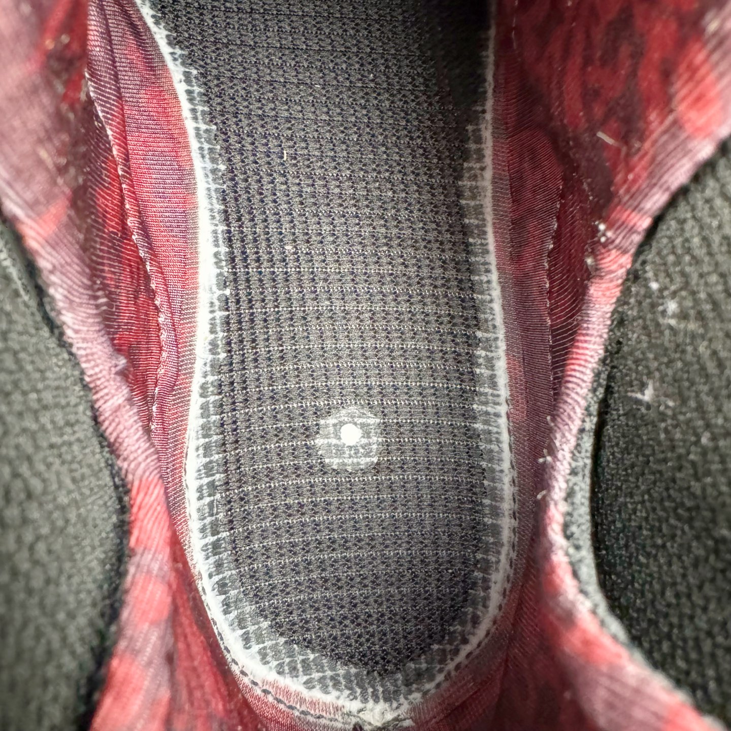 图片[23]-NK Air Foamposite One \\\”Tekken 8\\\” 铁拳喷 三岛一八 FQ9050-400 莞产原底面 公司渠道同模具 鞋型发泡360度无死角 双层Zoom气垫植入 中底完美注胶 搭载原厂碳纤维材质 诞生于1997年的NK Air Foamposite系列可以说是整个球鞋历史上最为经典的系列之一 也就是我们常说的“喷”和“泡” 其中“喷”由Foamposite One代言人Penny的英文音译而来 而“泡”则来源于另一款鞋型 Foamposite Pro中\\\”pro\\\”的音译 在诞生初期 由于高昂的造价以及超前的外形 Foamposite系列的反对者不在少数 甚至有人认为这款鞋会毁掉整个球鞋行业 但事实证明这双灵感来自于甲虫 自带“黑科技”鞋面以及双层Zoom+大块碳板的太空球鞋不仅受到了大众的接受与追捧 并且成功的影响了篮球鞋的发展 尺码：38.5 39 40 40.5 41 42 42.5 43 44 44.5 45 46-选品中心