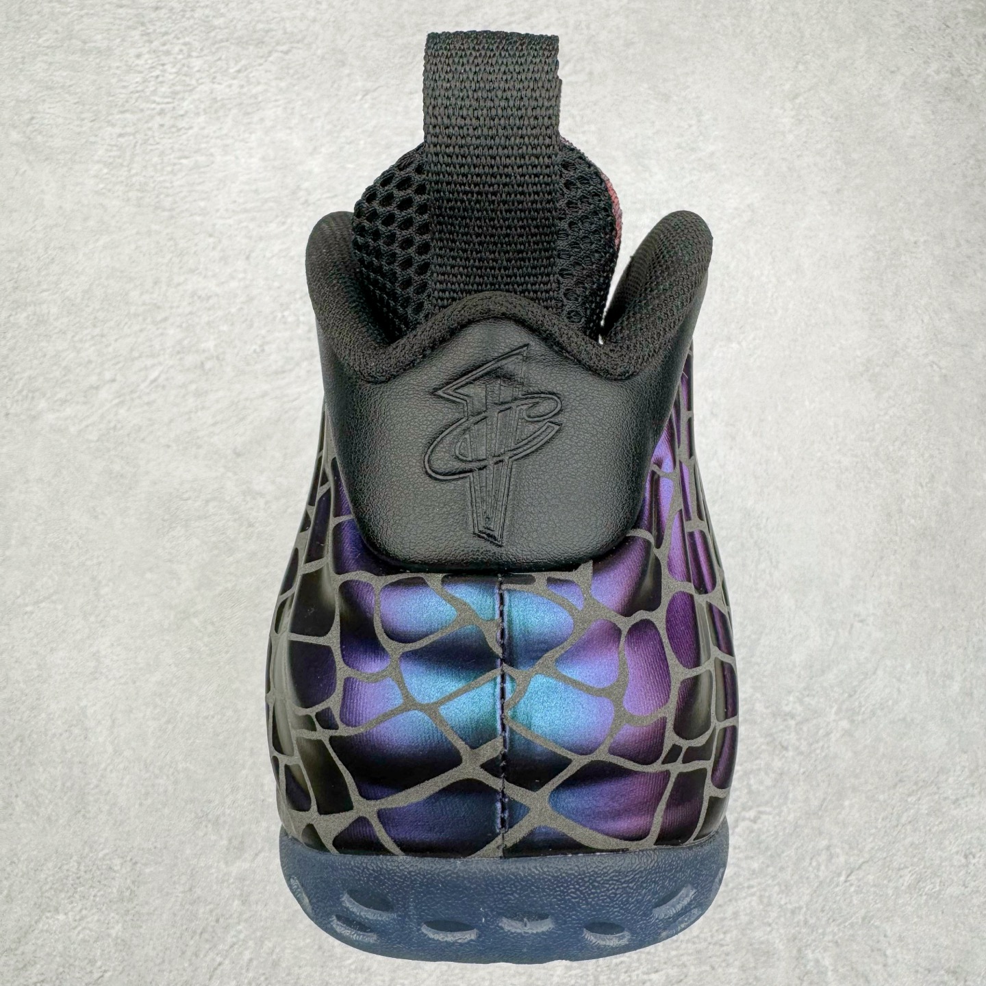 图片[8]-NK Air Foamposite One \\\”Tekken 8\\\” 铁拳喷 三岛一八 FQ9050-400 莞产原底面 公司渠道同模具 鞋型发泡360度无死角 双层Zoom气垫植入 中底完美注胶 搭载原厂碳纤维材质 诞生于1997年的NK Air Foamposite系列可以说是整个球鞋历史上最为经典的系列之一 也就是我们常说的“喷”和“泡” 其中“喷”由Foamposite One代言人Penny的英文音译而来 而“泡”则来源于另一款鞋型 Foamposite Pro中\\\”pro\\\”的音译 在诞生初期 由于高昂的造价以及超前的外形 Foamposite系列的反对者不在少数 甚至有人认为这款鞋会毁掉整个球鞋行业 但事实证明这双灵感来自于甲虫 自带“黑科技”鞋面以及双层Zoom+大块碳板的太空球鞋不仅受到了大众的接受与追捧 并且成功的影响了篮球鞋的发展 尺码：38.5 39 40 40.5 41 42 42.5 43 44 44.5 45 46-选品中心