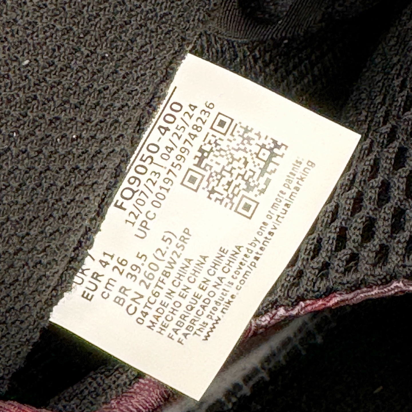 图片[24]-NK Air Foamposite One \\\”Tekken 8\\\” 铁拳喷 三岛一八 FQ9050-400 莞产原底面 公司渠道同模具 鞋型发泡360度无死角 双层Zoom气垫植入 中底完美注胶 搭载原厂碳纤维材质 诞生于1997年的NK Air Foamposite系列可以说是整个球鞋历史上最为经典的系列之一 也就是我们常说的“喷”和“泡” 其中“喷”由Foamposite One代言人Penny的英文音译而来 而“泡”则来源于另一款鞋型 Foamposite Pro中\\\”pro\\\”的音译 在诞生初期 由于高昂的造价以及超前的外形 Foamposite系列的反对者不在少数 甚至有人认为这款鞋会毁掉整个球鞋行业 但事实证明这双灵感来自于甲虫 自带“黑科技”鞋面以及双层Zoom+大块碳板的太空球鞋不仅受到了大众的接受与追捧 并且成功的影响了篮球鞋的发展 尺码：38.5 39 40 40.5 41 42 42.5 43 44 44.5 45 46-选品中心