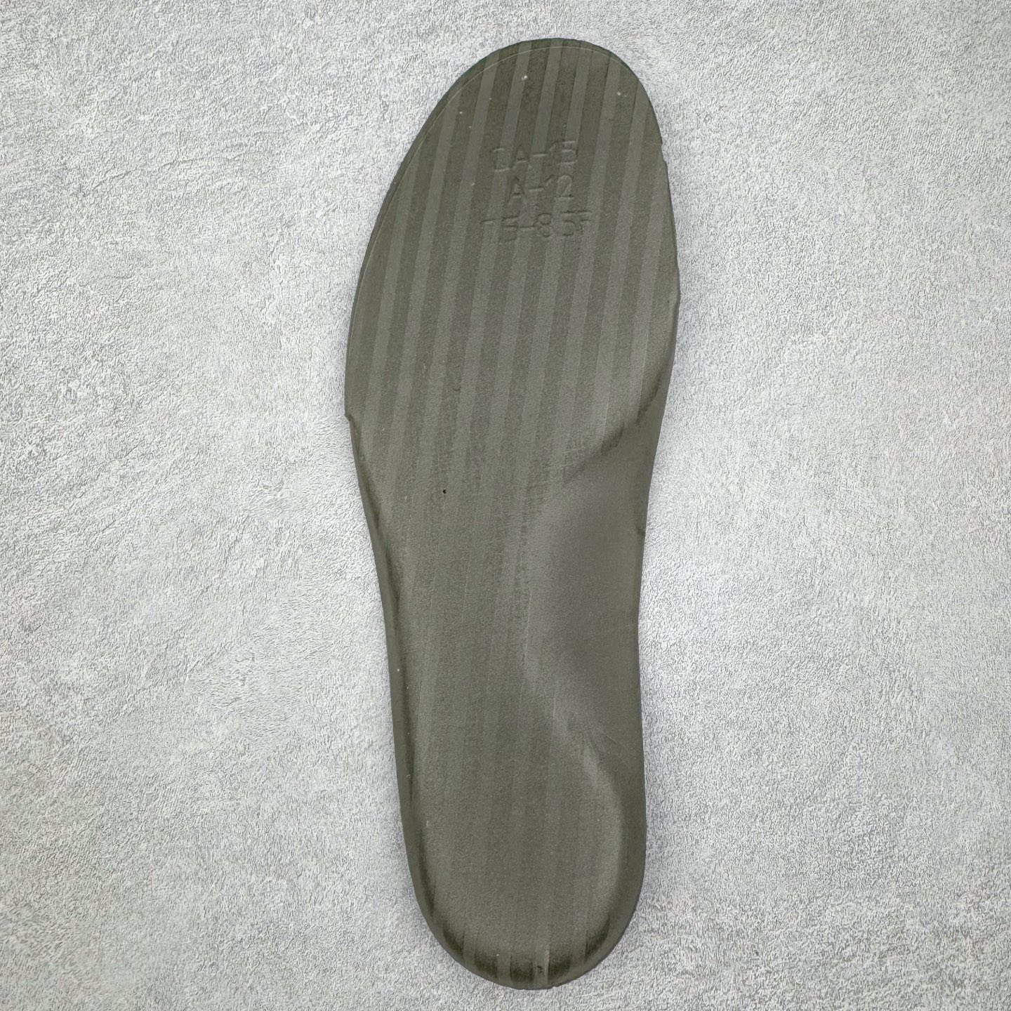 图片[22]-NK Air Foamposite One \\\”Tekken 8\\\” 铁拳喷 三岛一八 FQ9050-400 莞产原底面 公司渠道同模具 鞋型发泡360度无死角 双层Zoom气垫植入 中底完美注胶 搭载原厂碳纤维材质 诞生于1997年的NK Air Foamposite系列可以说是整个球鞋历史上最为经典的系列之一 也就是我们常说的“喷”和“泡” 其中“喷”由Foamposite One代言人Penny的英文音译而来 而“泡”则来源于另一款鞋型 Foamposite Pro中\\\”pro\\\”的音译 在诞生初期 由于高昂的造价以及超前的外形 Foamposite系列的反对者不在少数 甚至有人认为这款鞋会毁掉整个球鞋行业 但事实证明这双灵感来自于甲虫 自带“黑科技”鞋面以及双层Zoom+大块碳板的太空球鞋不仅受到了大众的接受与追捧 并且成功的影响了篮球鞋的发展 尺码：38.5 39 40 40.5 41 42 42.5 43 44 44.5 45 46-选品中心