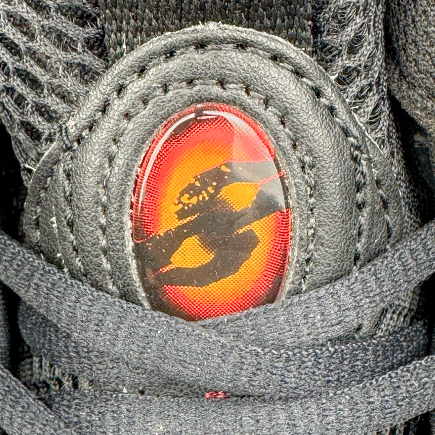 图片[20]-NK Air Foamposite One \\\”Tekken 8\\\” 铁拳喷 三岛一八 FQ9050-400 莞产原底面 公司渠道同模具 鞋型发泡360度无死角 双层Zoom气垫植入 中底完美注胶 搭载原厂碳纤维材质 诞生于1997年的NK Air Foamposite系列可以说是整个球鞋历史上最为经典的系列之一 也就是我们常说的“喷”和“泡” 其中“喷”由Foamposite One代言人Penny的英文音译而来 而“泡”则来源于另一款鞋型 Foamposite Pro中\\\”pro\\\”的音译 在诞生初期 由于高昂的造价以及超前的外形 Foamposite系列的反对者不在少数 甚至有人认为这款鞋会毁掉整个球鞋行业 但事实证明这双灵感来自于甲虫 自带“黑科技”鞋面以及双层Zoom+大块碳板的太空球鞋不仅受到了大众的接受与追捧 并且成功的影响了篮球鞋的发展 尺码：38.5 39 40 40.5 41 42 42.5 43 44 44.5 45 46-选品中心