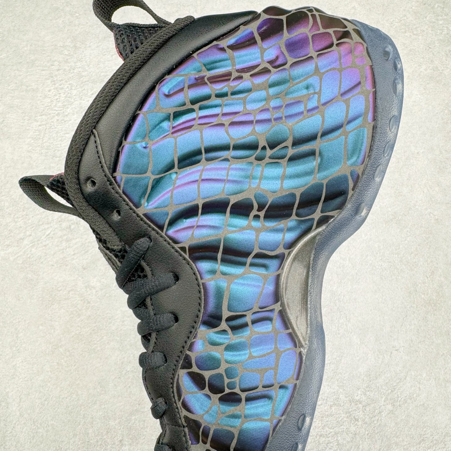 图片[7]-NK Air Foamposite One \\\”Tekken 8\\\” 铁拳喷 三岛一八 FQ9050-400 莞产原底面 公司渠道同模具 鞋型发泡360度无死角 双层Zoom气垫植入 中底完美注胶 搭载原厂碳纤维材质 诞生于1997年的NK Air Foamposite系列可以说是整个球鞋历史上最为经典的系列之一 也就是我们常说的“喷”和“泡” 其中“喷”由Foamposite One代言人Penny的英文音译而来 而“泡”则来源于另一款鞋型 Foamposite Pro中\\\”pro\\\”的音译 在诞生初期 由于高昂的造价以及超前的外形 Foamposite系列的反对者不在少数 甚至有人认为这款鞋会毁掉整个球鞋行业 但事实证明这双灵感来自于甲虫 自带“黑科技”鞋面以及双层Zoom+大块碳板的太空球鞋不仅受到了大众的接受与追捧 并且成功的影响了篮球鞋的发展 尺码：38.5 39 40 40.5 41 42 42.5 43 44 44.5 45 46-选品中心