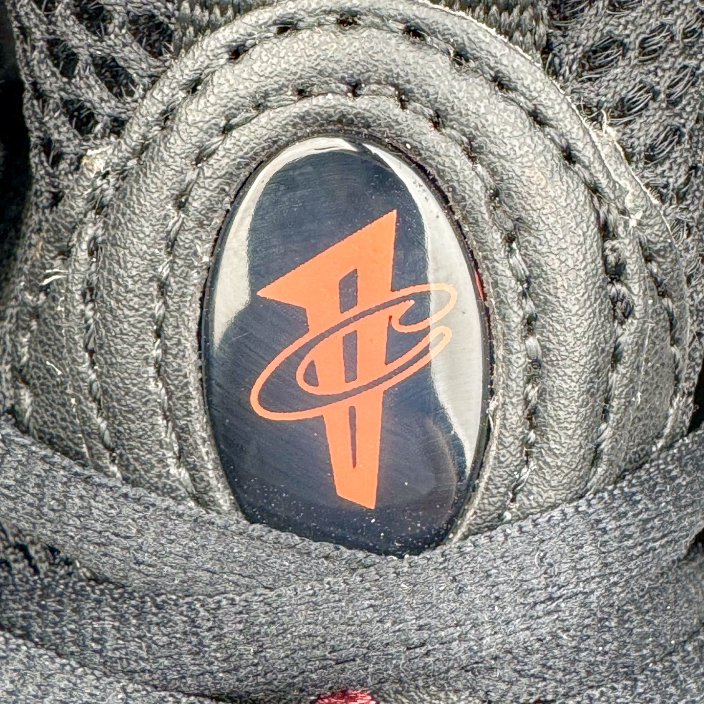 图片[19]-NK Air Foamposite One \\\”Tekken 8\\\” 铁拳喷 三岛一八 FQ9050-400 莞产原底面 公司渠道同模具 鞋型发泡360度无死角 双层Zoom气垫植入 中底完美注胶 搭载原厂碳纤维材质 诞生于1997年的NK Air Foamposite系列可以说是整个球鞋历史上最为经典的系列之一 也就是我们常说的“喷”和“泡” 其中“喷”由Foamposite One代言人Penny的英文音译而来 而“泡”则来源于另一款鞋型 Foamposite Pro中\\\”pro\\\”的音译 在诞生初期 由于高昂的造价以及超前的外形 Foamposite系列的反对者不在少数 甚至有人认为这款鞋会毁掉整个球鞋行业 但事实证明这双灵感来自于甲虫 自带“黑科技”鞋面以及双层Zoom+大块碳板的太空球鞋不仅受到了大众的接受与追捧 并且成功的影响了篮球鞋的发展 尺码：38.5 39 40 40.5 41 42 42.5 43 44 44.5 45 46-选品中心