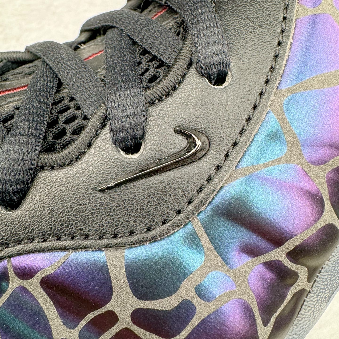 图片[17]-NK Air Foamposite One \\\”Tekken 8\\\” 铁拳喷 三岛一八 FQ9050-400 莞产原底面 公司渠道同模具 鞋型发泡360度无死角 双层Zoom气垫植入 中底完美注胶 搭载原厂碳纤维材质 诞生于1997年的NK Air Foamposite系列可以说是整个球鞋历史上最为经典的系列之一 也就是我们常说的“喷”和“泡” 其中“喷”由Foamposite One代言人Penny的英文音译而来 而“泡”则来源于另一款鞋型 Foamposite Pro中\\\”pro\\\”的音译 在诞生初期 由于高昂的造价以及超前的外形 Foamposite系列的反对者不在少数 甚至有人认为这款鞋会毁掉整个球鞋行业 但事实证明这双灵感来自于甲虫 自带“黑科技”鞋面以及双层Zoom+大块碳板的太空球鞋不仅受到了大众的接受与追捧 并且成功的影响了篮球鞋的发展 尺码：38.5 39 40 40.5 41 42 42.5 43 44 44.5 45 46-选品中心