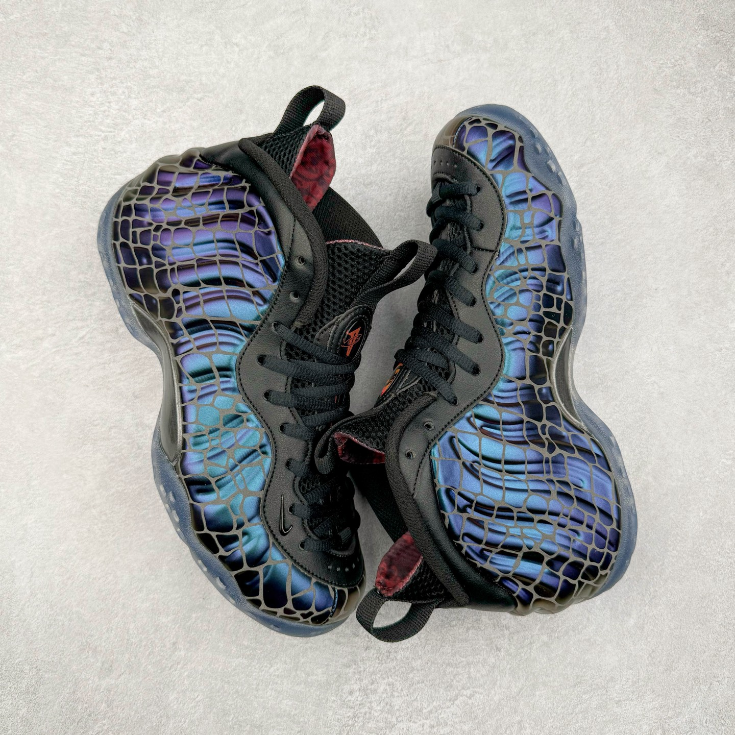 图片[3]-NK Air Foamposite One \\\”Tekken 8\\\” 铁拳喷 三岛一八 FQ9050-400 莞产原底面 公司渠道同模具 鞋型发泡360度无死角 双层Zoom气垫植入 中底完美注胶 搭载原厂碳纤维材质 诞生于1997年的NK Air Foamposite系列可以说是整个球鞋历史上最为经典的系列之一 也就是我们常说的“喷”和“泡” 其中“喷”由Foamposite One代言人Penny的英文音译而来 而“泡”则来源于另一款鞋型 Foamposite Pro中\\\”pro\\\”的音译 在诞生初期 由于高昂的造价以及超前的外形 Foamposite系列的反对者不在少数 甚至有人认为这款鞋会毁掉整个球鞋行业 但事实证明这双灵感来自于甲虫 自带“黑科技”鞋面以及双层Zoom+大块碳板的太空球鞋不仅受到了大众的接受与追捧 并且成功的影响了篮球鞋的发展 尺码：38.5 39 40 40.5 41 42 42.5 43 44 44.5 45 46-选品中心