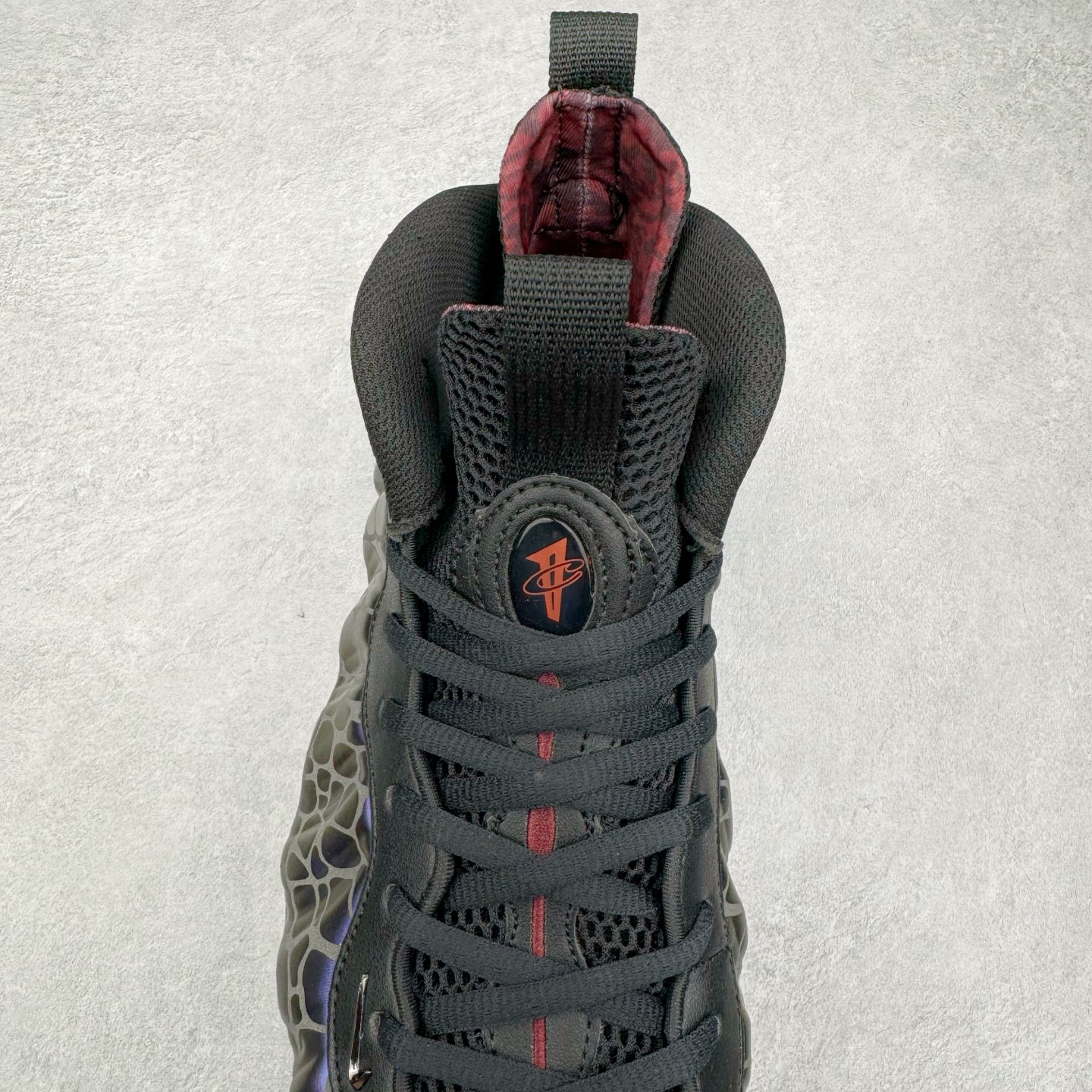 图片[5]-NK Air Foamposite One \\\”Tekken 8\\\” 铁拳喷 三岛一八 FQ9050-400 莞产原底面 公司渠道同模具 鞋型发泡360度无死角 双层Zoom气垫植入 中底完美注胶 搭载原厂碳纤维材质 诞生于1997年的NK Air Foamposite系列可以说是整个球鞋历史上最为经典的系列之一 也就是我们常说的“喷”和“泡” 其中“喷”由Foamposite One代言人Penny的英文音译而来 而“泡”则来源于另一款鞋型 Foamposite Pro中\\\”pro\\\”的音译 在诞生初期 由于高昂的造价以及超前的外形 Foamposite系列的反对者不在少数 甚至有人认为这款鞋会毁掉整个球鞋行业 但事实证明这双灵感来自于甲虫 自带“黑科技”鞋面以及双层Zoom+大块碳板的太空球鞋不仅受到了大众的接受与追捧 并且成功的影响了篮球鞋的发展 尺码：38.5 39 40 40.5 41 42 42.5 43 44 44.5 45 46-选品中心