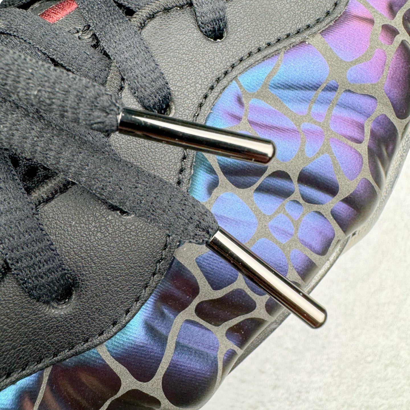 图片[21]-NK Air Foamposite One \\\”Tekken 8\\\” 铁拳喷 三岛一八 FQ9050-400 莞产原底面 公司渠道同模具 鞋型发泡360度无死角 双层Zoom气垫植入 中底完美注胶 搭载原厂碳纤维材质 诞生于1997年的NK Air Foamposite系列可以说是整个球鞋历史上最为经典的系列之一 也就是我们常说的“喷”和“泡” 其中“喷”由Foamposite One代言人Penny的英文音译而来 而“泡”则来源于另一款鞋型 Foamposite Pro中\\\”pro\\\”的音译 在诞生初期 由于高昂的造价以及超前的外形 Foamposite系列的反对者不在少数 甚至有人认为这款鞋会毁掉整个球鞋行业 但事实证明这双灵感来自于甲虫 自带“黑科技”鞋面以及双层Zoom+大块碳板的太空球鞋不仅受到了大众的接受与追捧 并且成功的影响了篮球鞋的发展 尺码：38.5 39 40 40.5 41 42 42.5 43 44 44.5 45 46-选品中心