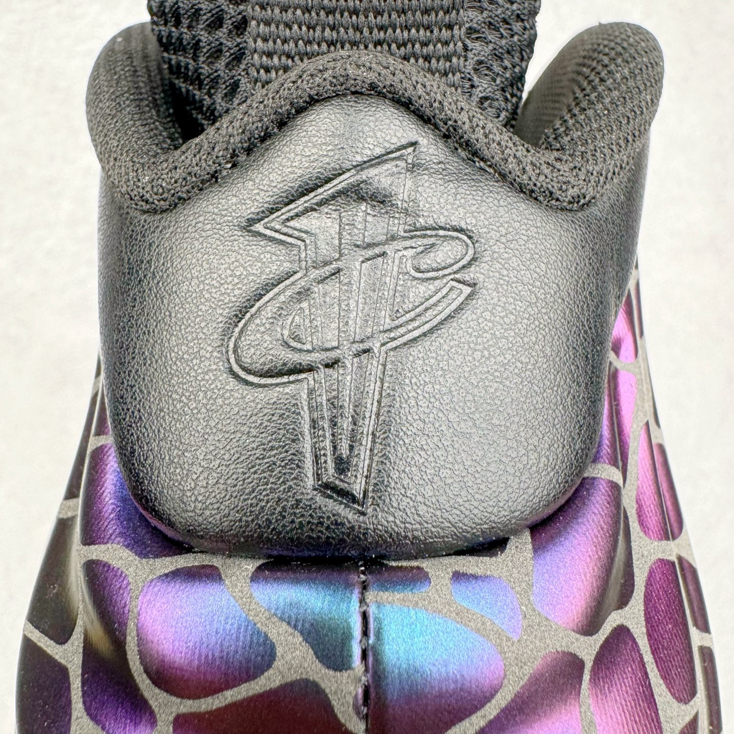 图片[12]-NK Air Foamposite One \\\”Tekken 8\\\” 铁拳喷 三岛一八 FQ9050-400 莞产原底面 公司渠道同模具 鞋型发泡360度无死角 双层Zoom气垫植入 中底完美注胶 搭载原厂碳纤维材质 诞生于1997年的NK Air Foamposite系列可以说是整个球鞋历史上最为经典的系列之一 也就是我们常说的“喷”和“泡” 其中“喷”由Foamposite One代言人Penny的英文音译而来 而“泡”则来源于另一款鞋型 Foamposite Pro中\\\”pro\\\”的音译 在诞生初期 由于高昂的造价以及超前的外形 Foamposite系列的反对者不在少数 甚至有人认为这款鞋会毁掉整个球鞋行业 但事实证明这双灵感来自于甲虫 自带“黑科技”鞋面以及双层Zoom+大块碳板的太空球鞋不仅受到了大众的接受与追捧 并且成功的影响了篮球鞋的发展 尺码：38.5 39 40 40.5 41 42 42.5 43 44 44.5 45 46-选品中心