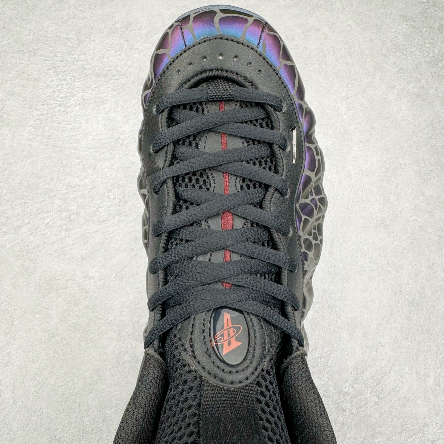 图片[4]-NK Air Foamposite One \\\”Tekken 8\\\” 铁拳喷 三岛一八 FQ9050-400 莞产原底面 公司渠道同模具 鞋型发泡360度无死角 双层Zoom气垫植入 中底完美注胶 搭载原厂碳纤维材质 诞生于1997年的NK Air Foamposite系列可以说是整个球鞋历史上最为经典的系列之一 也就是我们常说的“喷”和“泡” 其中“喷”由Foamposite One代言人Penny的英文音译而来 而“泡”则来源于另一款鞋型 Foamposite Pro中\\\”pro\\\”的音译 在诞生初期 由于高昂的造价以及超前的外形 Foamposite系列的反对者不在少数 甚至有人认为这款鞋会毁掉整个球鞋行业 但事实证明这双灵感来自于甲虫 自带“黑科技”鞋面以及双层Zoom+大块碳板的太空球鞋不仅受到了大众的接受与追捧 并且成功的影响了篮球鞋的发展 尺码：38.5 39 40 40.5 41 42 42.5 43 44 44.5 45 46-选品中心