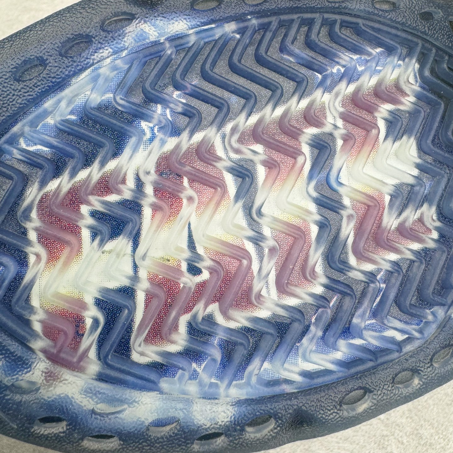 图片[13]-NK Air Foamposite One \\\”Tekken 8\\\” 铁拳喷 三岛一八 FQ9050-400 莞产原底面 公司渠道同模具 鞋型发泡360度无死角 双层Zoom气垫植入 中底完美注胶 搭载原厂碳纤维材质 诞生于1997年的NK Air Foamposite系列可以说是整个球鞋历史上最为经典的系列之一 也就是我们常说的“喷”和“泡” 其中“喷”由Foamposite One代言人Penny的英文音译而来 而“泡”则来源于另一款鞋型 Foamposite Pro中\\\”pro\\\”的音译 在诞生初期 由于高昂的造价以及超前的外形 Foamposite系列的反对者不在少数 甚至有人认为这款鞋会毁掉整个球鞋行业 但事实证明这双灵感来自于甲虫 自带“黑科技”鞋面以及双层Zoom+大块碳板的太空球鞋不仅受到了大众的接受与追捧 并且成功的影响了篮球鞋的发展 尺码：38.5 39 40 40.5 41 42 42.5 43 44 44.5 45 46-选品中心