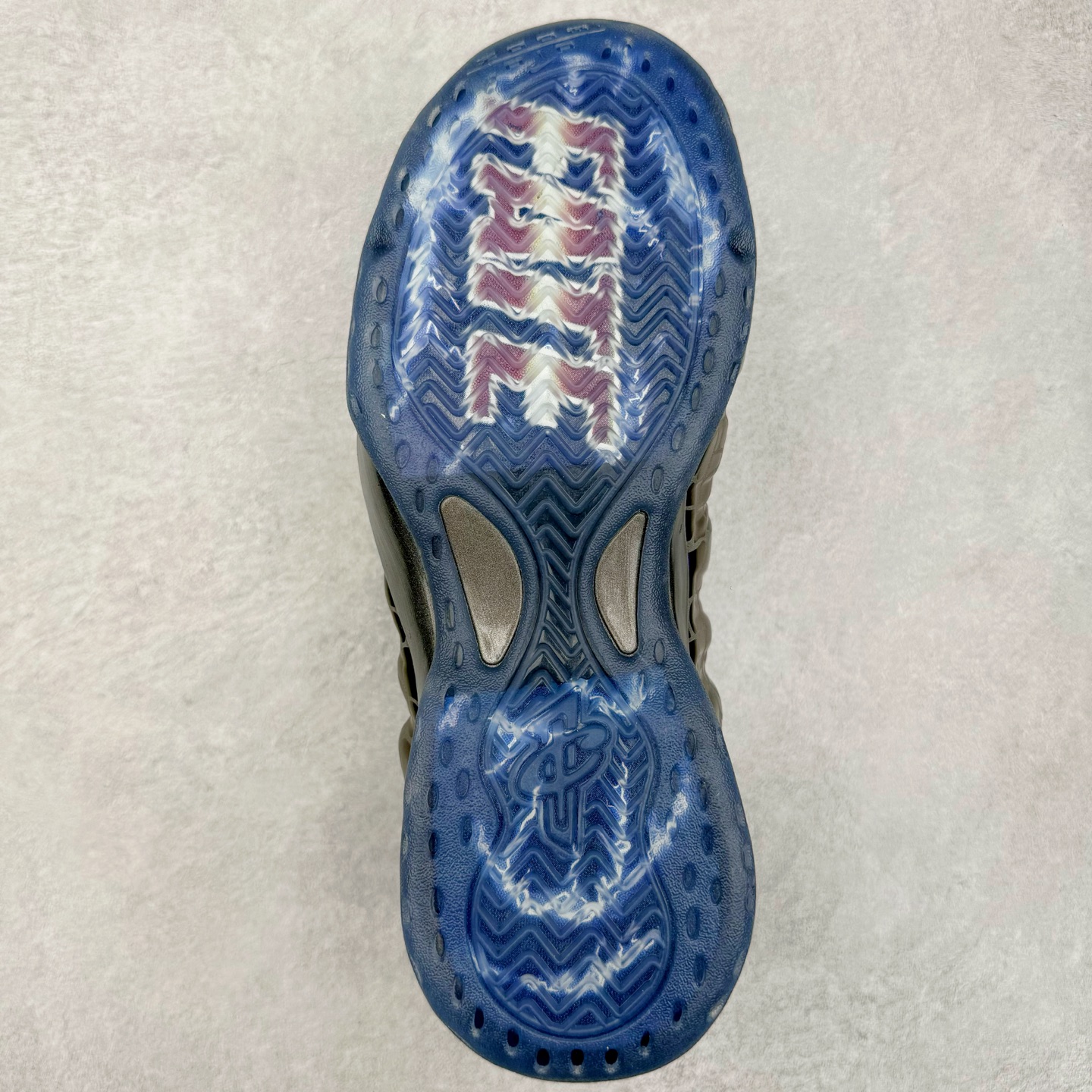 图片[9]-NK Air Foamposite One \\\”Tekken 8\\\” 铁拳喷 三岛一八 FQ9050-400 莞产原底面 公司渠道同模具 鞋型发泡360度无死角 双层Zoom气垫植入 中底完美注胶 搭载原厂碳纤维材质 诞生于1997年的NK Air Foamposite系列可以说是整个球鞋历史上最为经典的系列之一 也就是我们常说的“喷”和“泡” 其中“喷”由Foamposite One代言人Penny的英文音译而来 而“泡”则来源于另一款鞋型 Foamposite Pro中\\\”pro\\\”的音译 在诞生初期 由于高昂的造价以及超前的外形 Foamposite系列的反对者不在少数 甚至有人认为这款鞋会毁掉整个球鞋行业 但事实证明这双灵感来自于甲虫 自带“黑科技”鞋面以及双层Zoom+大块碳板的太空球鞋不仅受到了大众的接受与追捧 并且成功的影响了篮球鞋的发展 尺码：38.5 39 40 40.5 41 42 42.5 43 44 44.5 45 46-选品中心