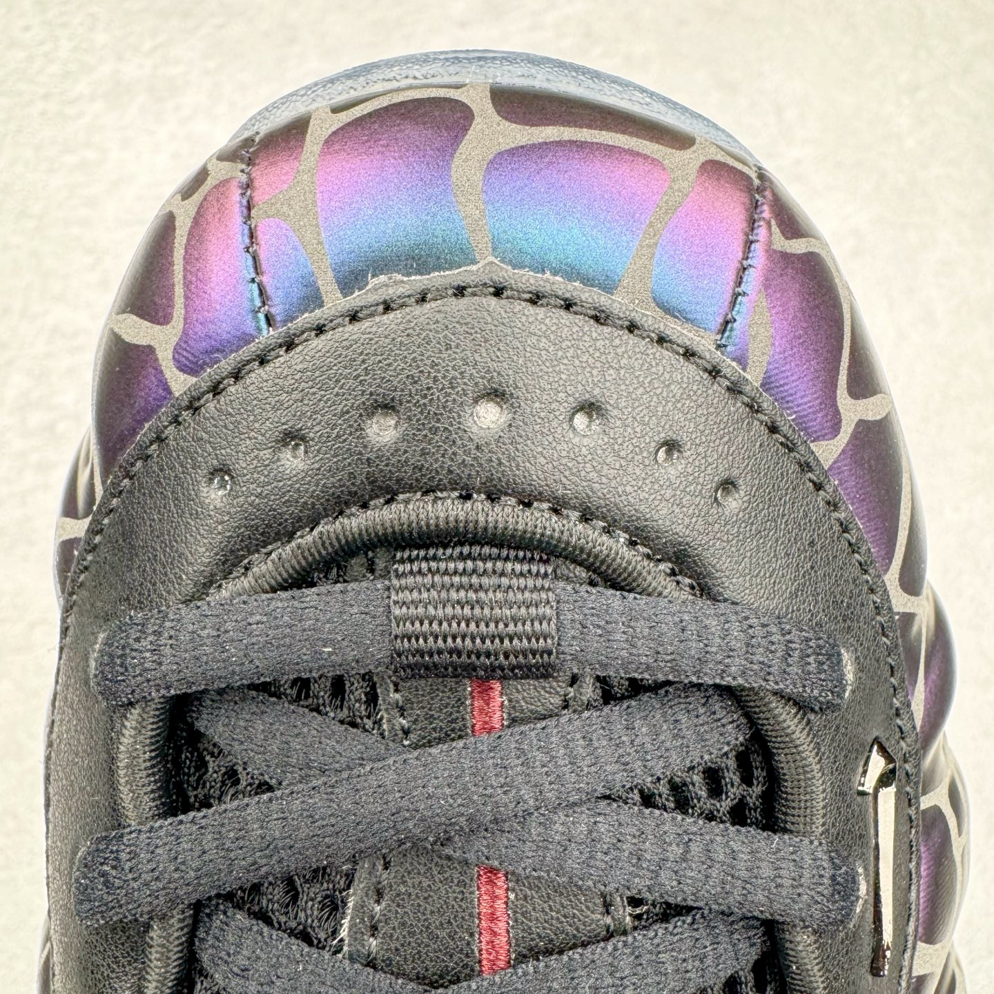 图片[18]-NK Air Foamposite One \\\”Tekken 8\\\” 铁拳喷 三岛一八 FQ9050-400 莞产原底面 公司渠道同模具 鞋型发泡360度无死角 双层Zoom气垫植入 中底完美注胶 搭载原厂碳纤维材质 诞生于1997年的NK Air Foamposite系列可以说是整个球鞋历史上最为经典的系列之一 也就是我们常说的“喷”和“泡” 其中“喷”由Foamposite One代言人Penny的英文音译而来 而“泡”则来源于另一款鞋型 Foamposite Pro中\\\”pro\\\”的音译 在诞生初期 由于高昂的造价以及超前的外形 Foamposite系列的反对者不在少数 甚至有人认为这款鞋会毁掉整个球鞋行业 但事实证明这双灵感来自于甲虫 自带“黑科技”鞋面以及双层Zoom+大块碳板的太空球鞋不仅受到了大众的接受与追捧 并且成功的影响了篮球鞋的发展 尺码：38.5 39 40 40.5 41 42 42.5 43 44 44.5 45 46-选品中心