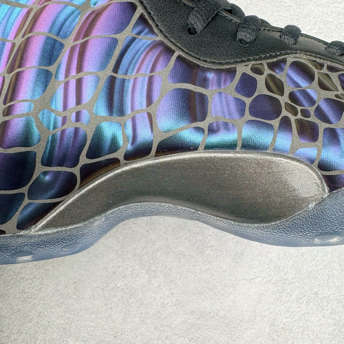 图片[16]-NK Air Foamposite One \\\”Tekken 8\\\” 铁拳喷 三岛一八 FQ9050-400 莞产原底面 公司渠道同模具 鞋型发泡360度无死角 双层Zoom气垫植入 中底完美注胶 搭载原厂碳纤维材质 诞生于1997年的NK Air Foamposite系列可以说是整个球鞋历史上最为经典的系列之一 也就是我们常说的“喷”和“泡” 其中“喷”由Foamposite One代言人Penny的英文音译而来 而“泡”则来源于另一款鞋型 Foamposite Pro中\\\”pro\\\”的音译 在诞生初期 由于高昂的造价以及超前的外形 Foamposite系列的反对者不在少数 甚至有人认为这款鞋会毁掉整个球鞋行业 但事实证明这双灵感来自于甲虫 自带“黑科技”鞋面以及双层Zoom+大块碳板的太空球鞋不仅受到了大众的接受与追捧 并且成功的影响了篮球鞋的发展 尺码：38.5 39 40 40.5 41 42 42.5 43 44 44.5 45 46-选品中心