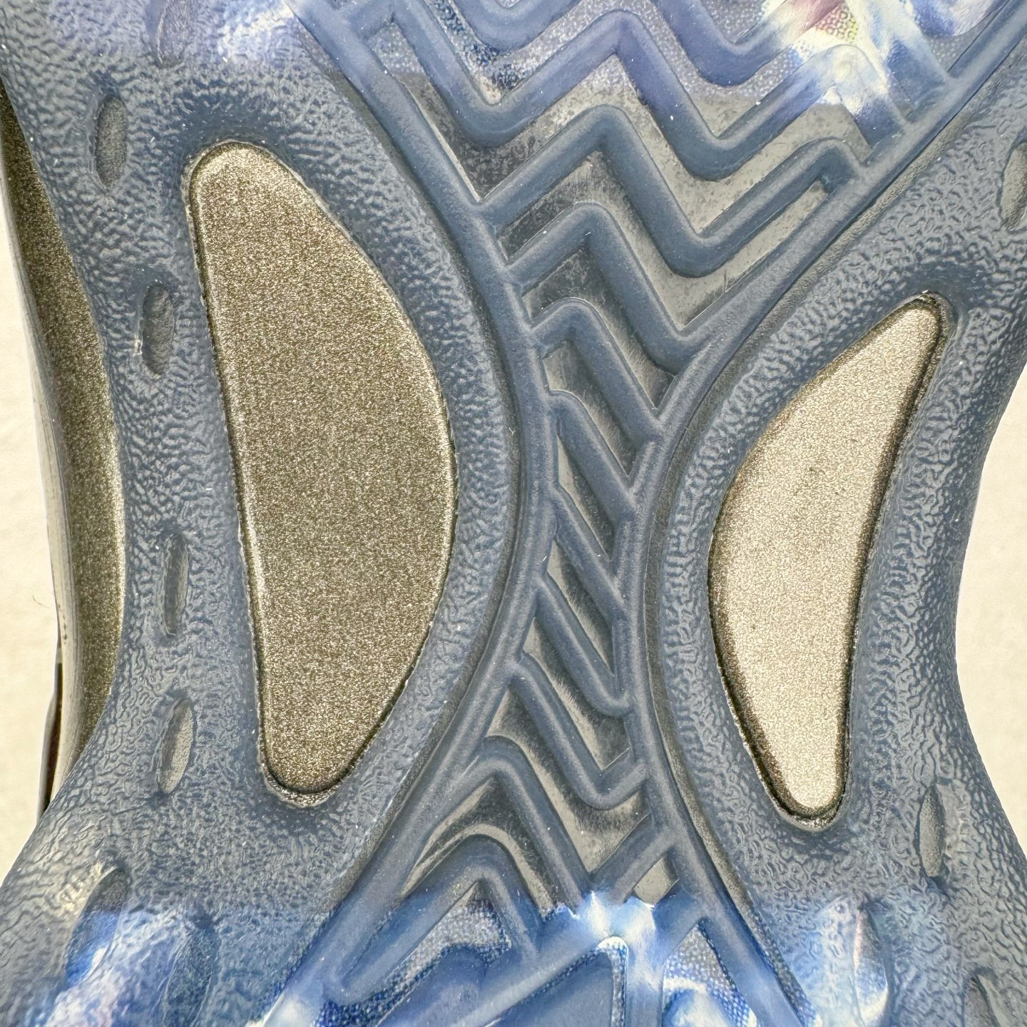 图片[15]-NK Air Foamposite One \\\”Tekken 8\\\” 铁拳喷 三岛一八 FQ9050-400 莞产原底面 公司渠道同模具 鞋型发泡360度无死角 双层Zoom气垫植入 中底完美注胶 搭载原厂碳纤维材质 诞生于1997年的NK Air Foamposite系列可以说是整个球鞋历史上最为经典的系列之一 也就是我们常说的“喷”和“泡” 其中“喷”由Foamposite One代言人Penny的英文音译而来 而“泡”则来源于另一款鞋型 Foamposite Pro中\\\”pro\\\”的音译 在诞生初期 由于高昂的造价以及超前的外形 Foamposite系列的反对者不在少数 甚至有人认为这款鞋会毁掉整个球鞋行业 但事实证明这双灵感来自于甲虫 自带“黑科技”鞋面以及双层Zoom+大块碳板的太空球鞋不仅受到了大众的接受与追捧 并且成功的影响了篮球鞋的发展 尺码：38.5 39 40 40.5 41 42 42.5 43 44 44.5 45 46-选品中心