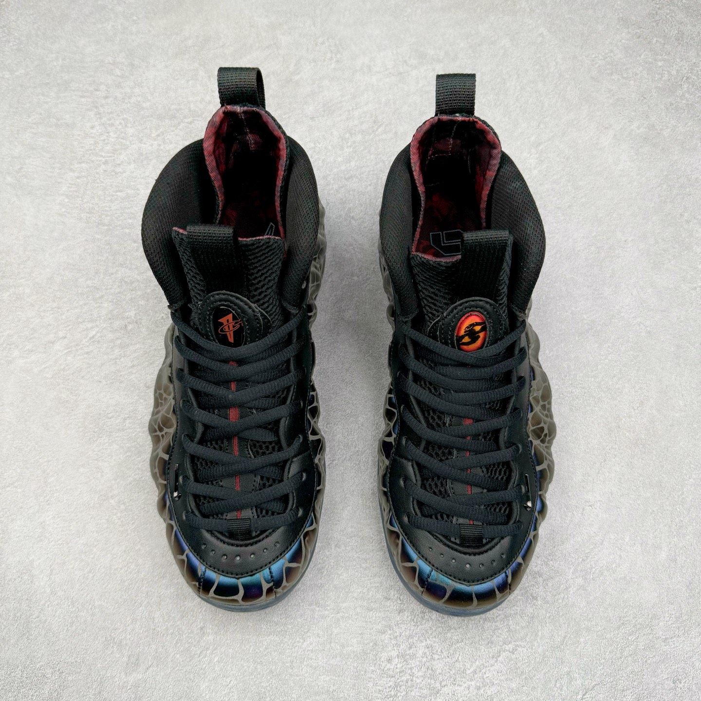 图片[2]-NK Air Foamposite One \\\”Tekken 8\\\” 铁拳喷 三岛一八 FQ9050-400 莞产原底面 公司渠道同模具 鞋型发泡360度无死角 双层Zoom气垫植入 中底完美注胶 搭载原厂碳纤维材质 诞生于1997年的NK Air Foamposite系列可以说是整个球鞋历史上最为经典的系列之一 也就是我们常说的“喷”和“泡” 其中“喷”由Foamposite One代言人Penny的英文音译而来 而“泡”则来源于另一款鞋型 Foamposite Pro中\\\”pro\\\”的音译 在诞生初期 由于高昂的造价以及超前的外形 Foamposite系列的反对者不在少数 甚至有人认为这款鞋会毁掉整个球鞋行业 但事实证明这双灵感来自于甲虫 自带“黑科技”鞋面以及双层Zoom+大块碳板的太空球鞋不仅受到了大众的接受与追捧 并且成功的影响了篮球鞋的发展 尺码：38.5 39 40 40.5 41 42 42.5 43 44 44.5 45 46-选品中心